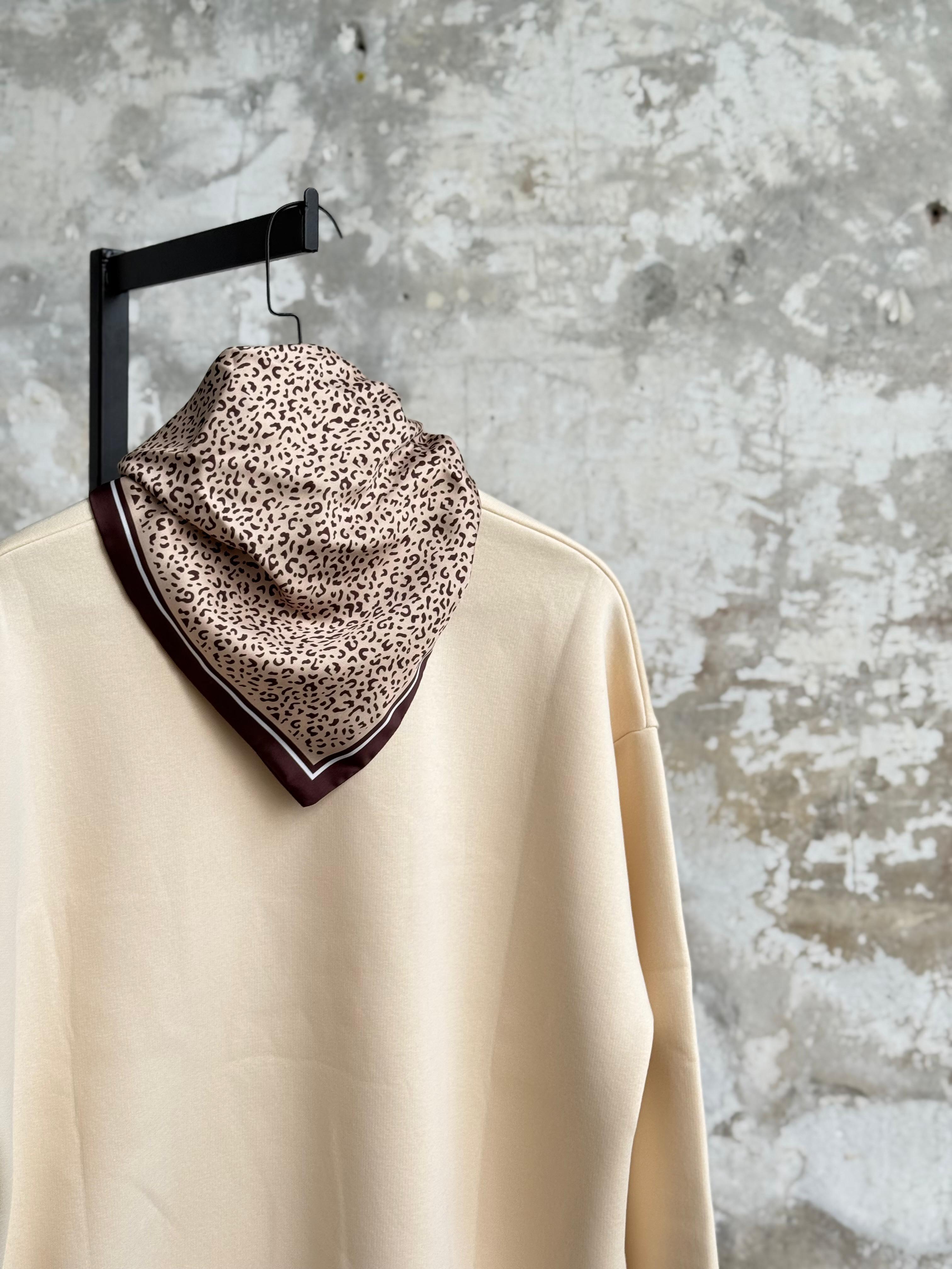 Leopar Fular Aksesuarlı Nakışlı Oversize Sweatshirt (Bej)