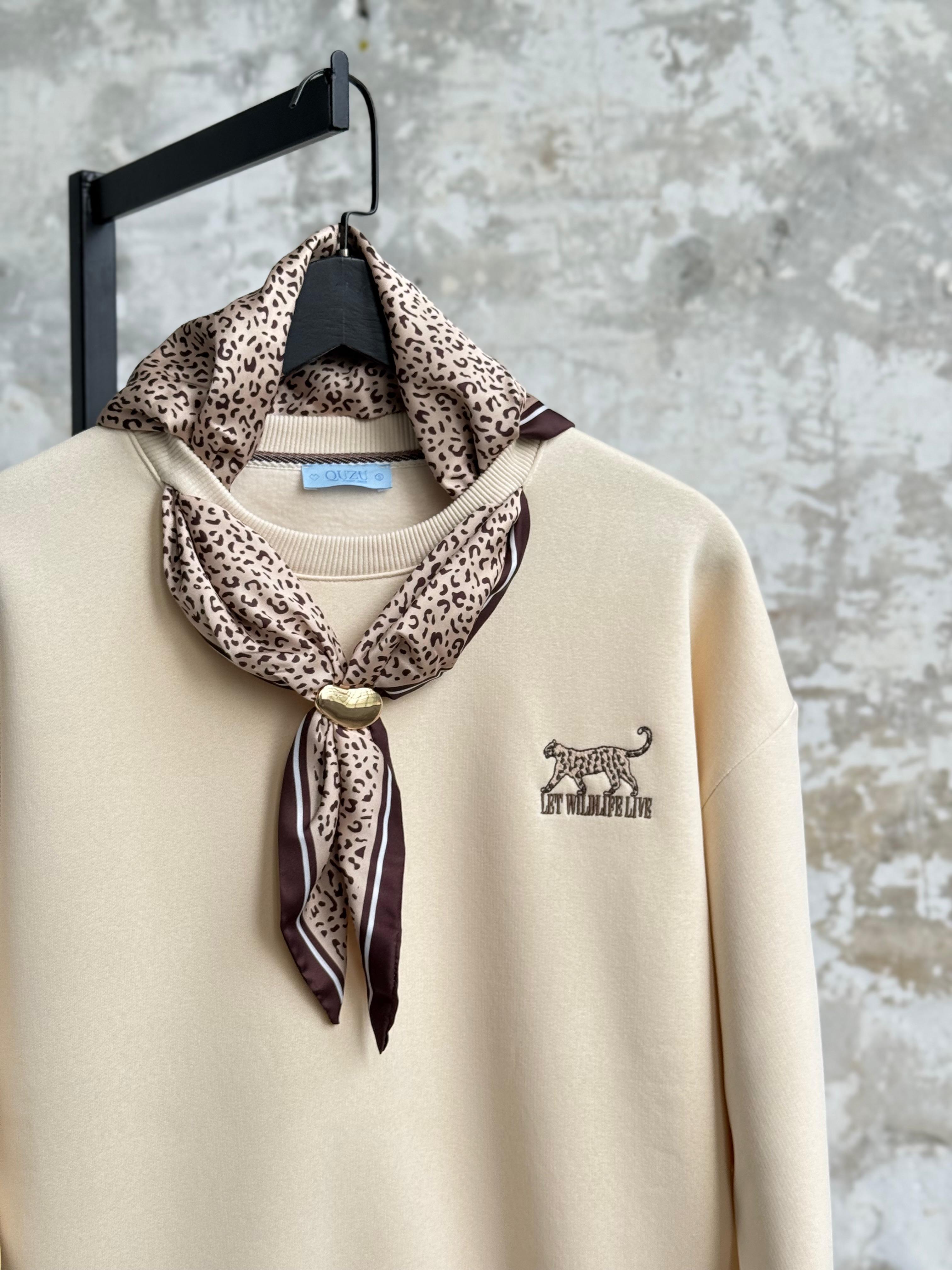 Leopar Fular Aksesuarlı Nakışlı Oversize Sweatshirt (Bej)