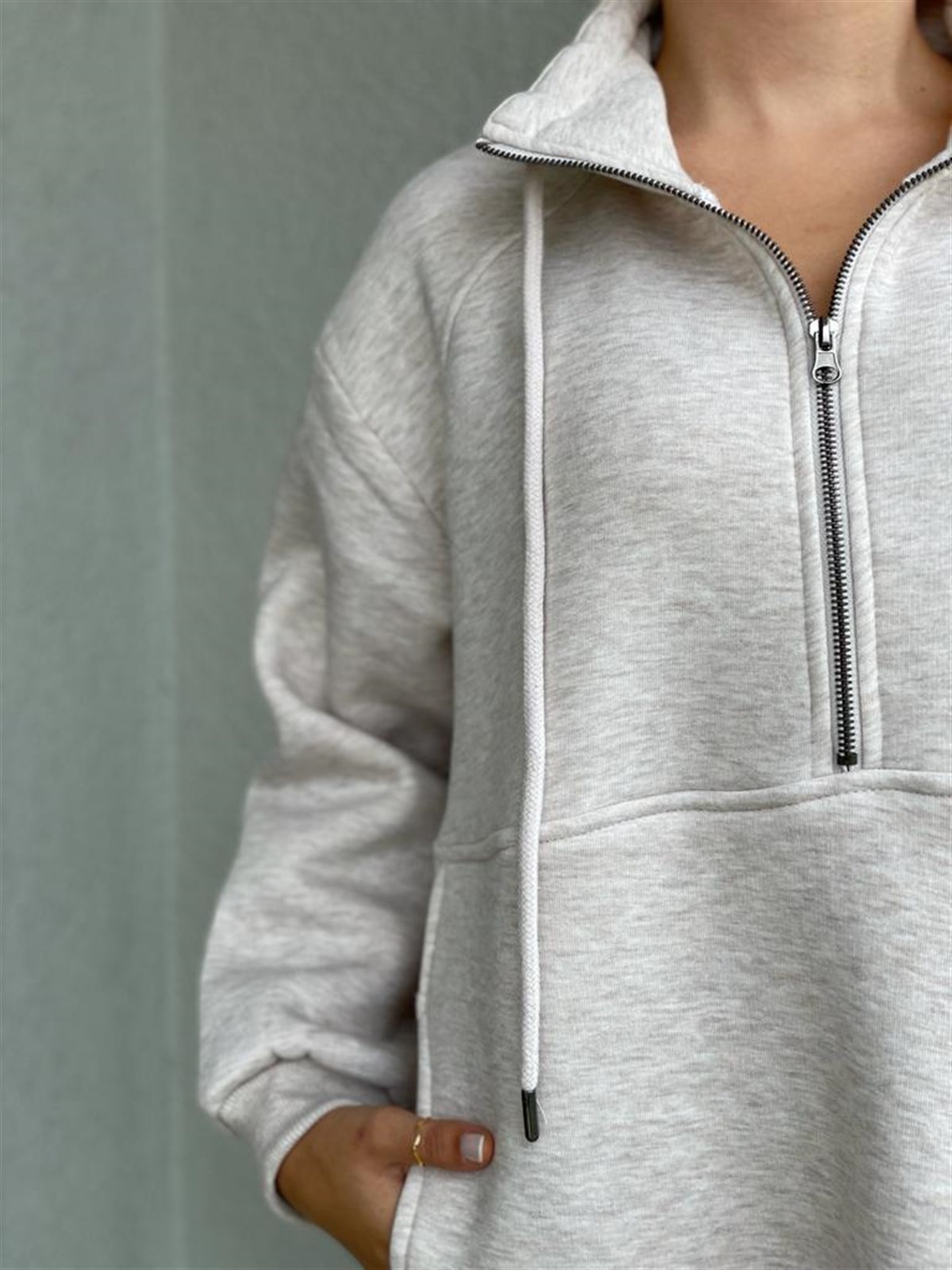 Önden Cepli Boğazlı Sweat (Bej)