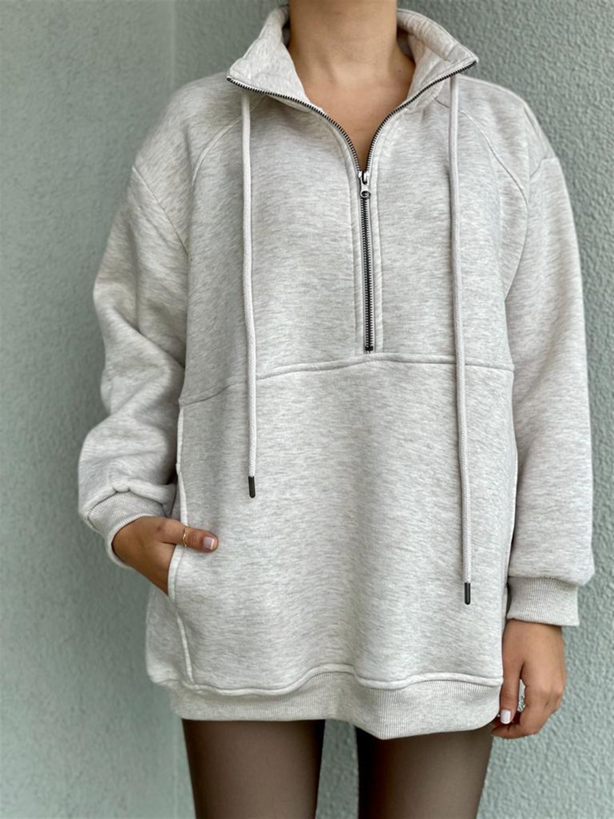 Önden Cepli Boğazlı Sweat (Bej)
