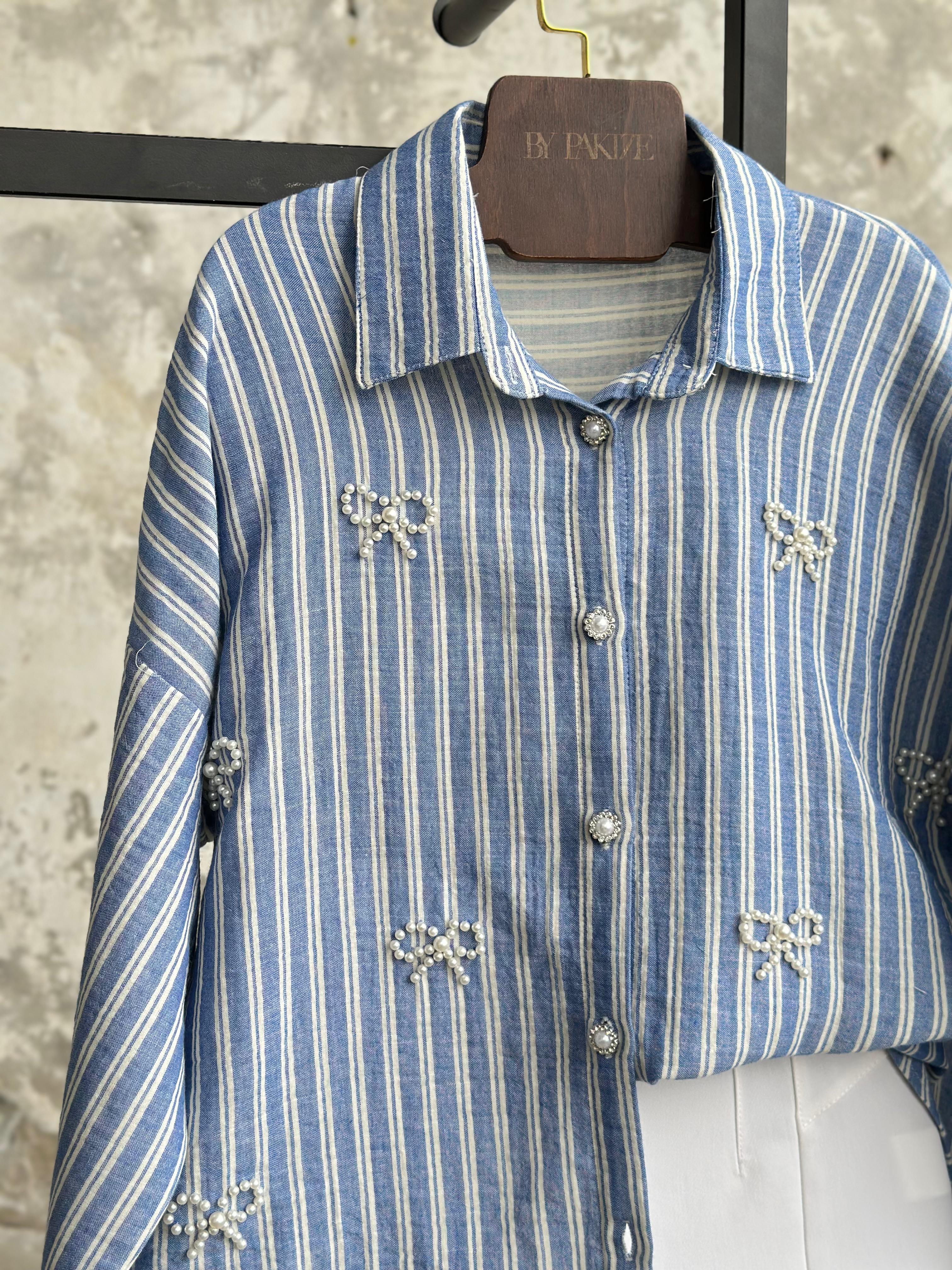 Oversize İnci Fiyonklu Çizgili Gömlek (Mavi)