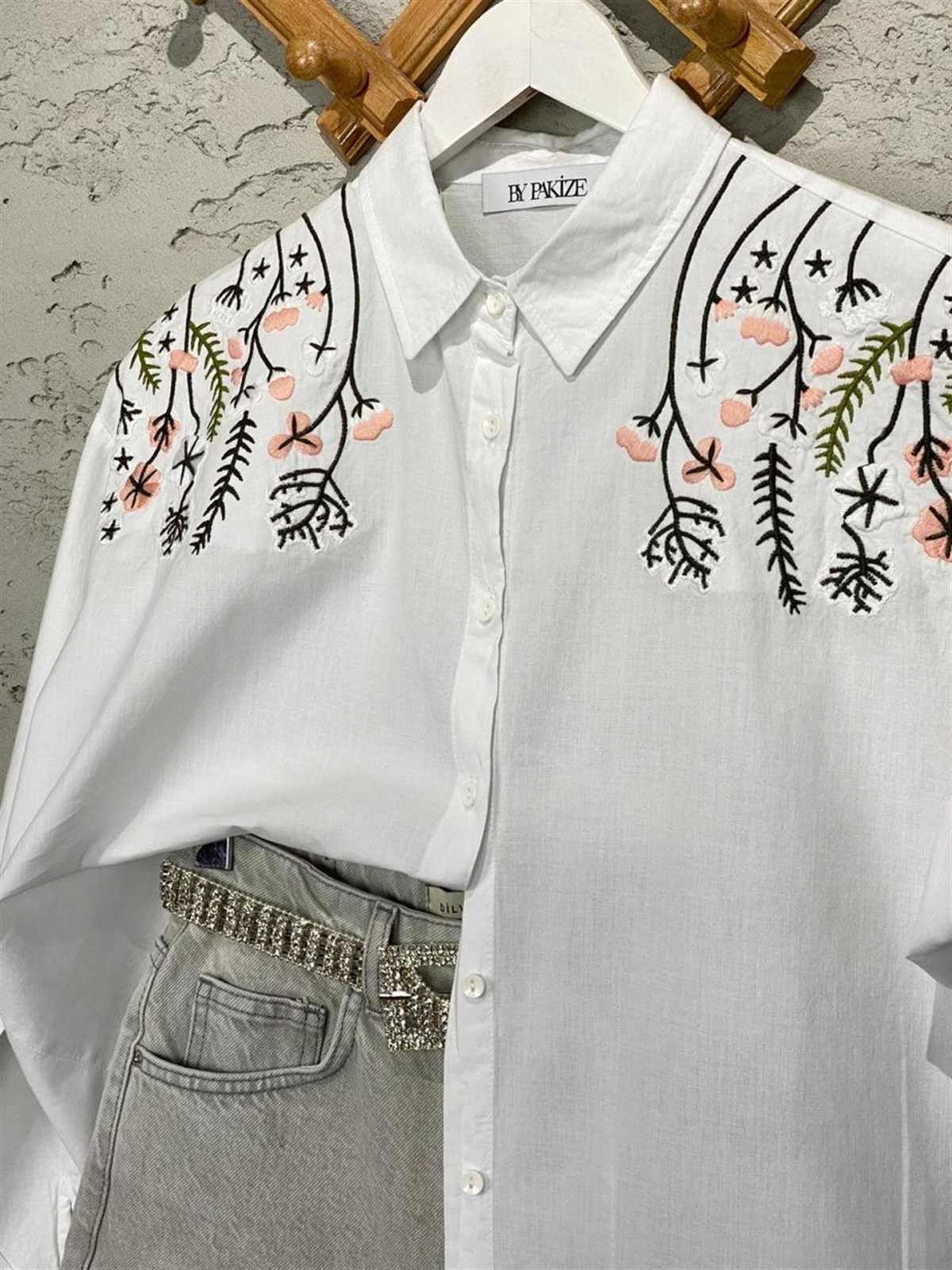Özel Nakış İşlemeli Gömlek (Beyaz)