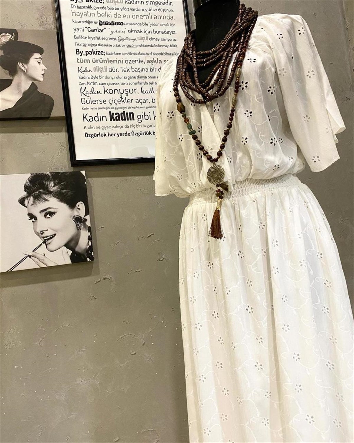 Poplin Kumaş Üzerine Delikişi İşlemeli Kruvaze Yaka Elbise