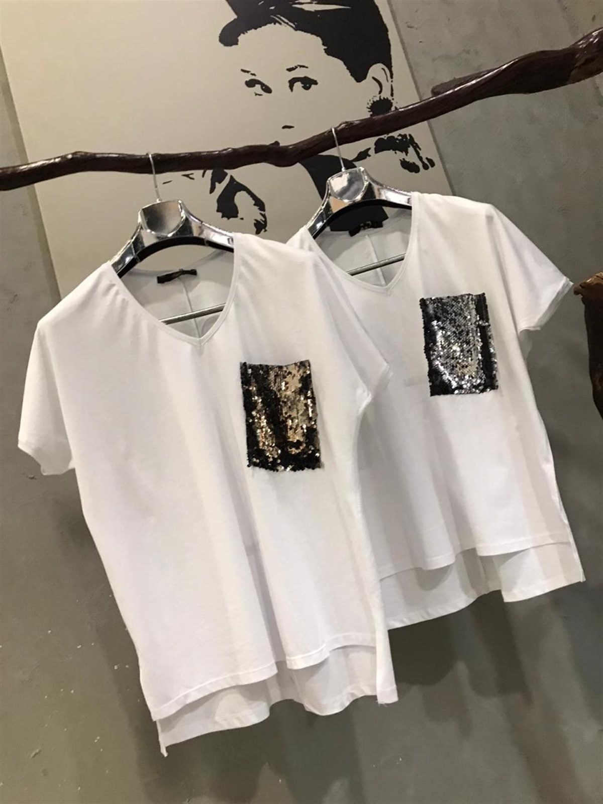 Pul Payet İşçilikli V Yaka Salaş Tshirt (GÜMÜŞ & GOLD)