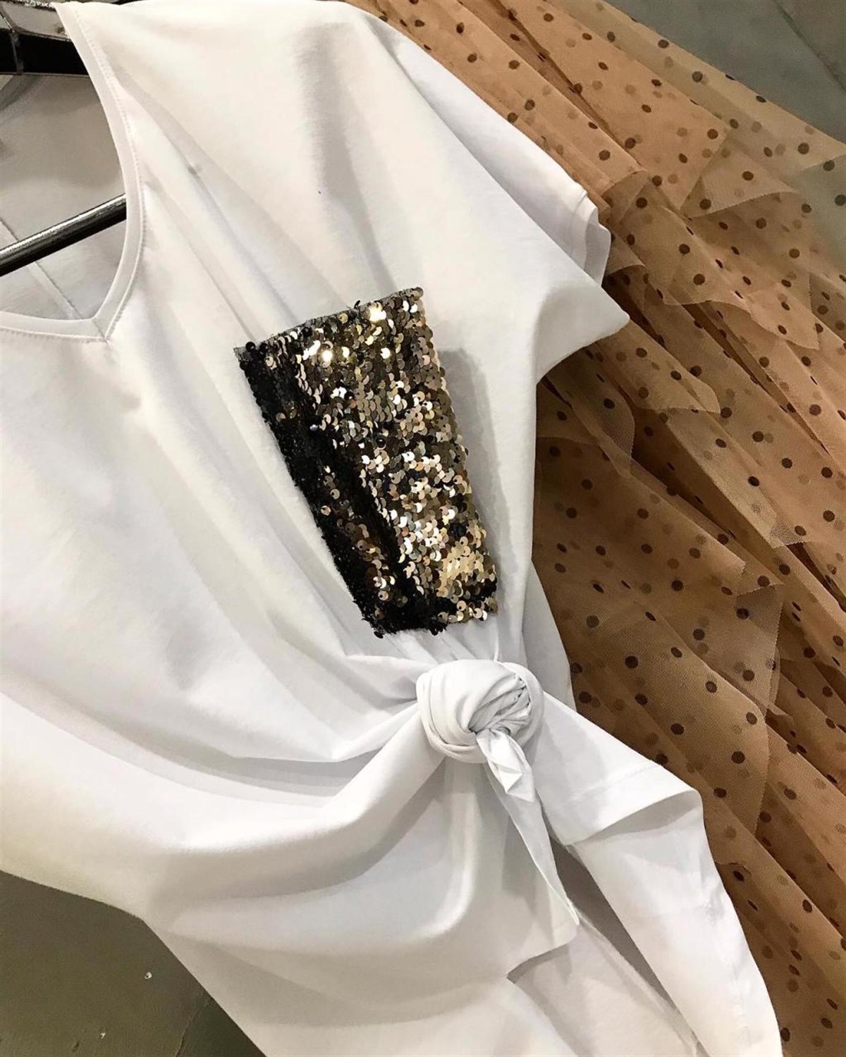 Pul Payet İşçilikli V Yaka Salaş Tshirt (GÜMÜŞ & GOLD)