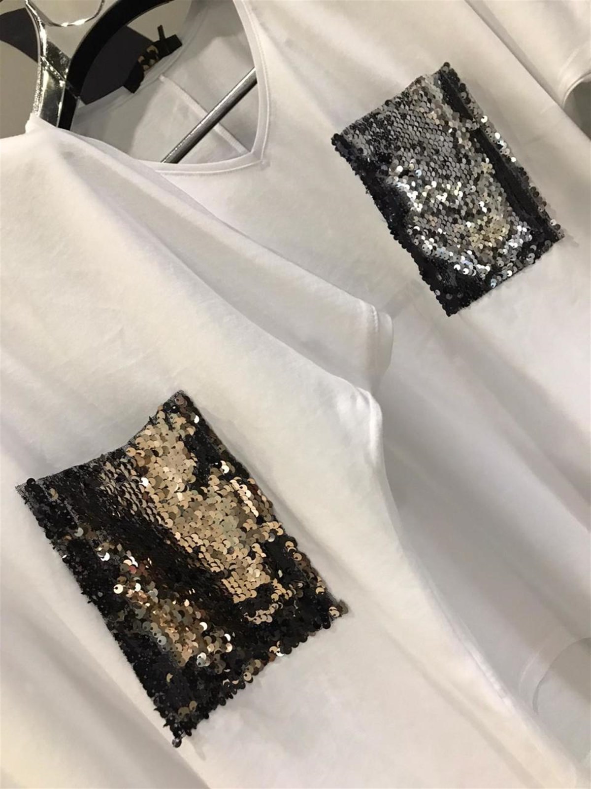 Pul Payet İşçilikli V Yaka Salaş Tshirt (GÜMÜŞ & GOLD)