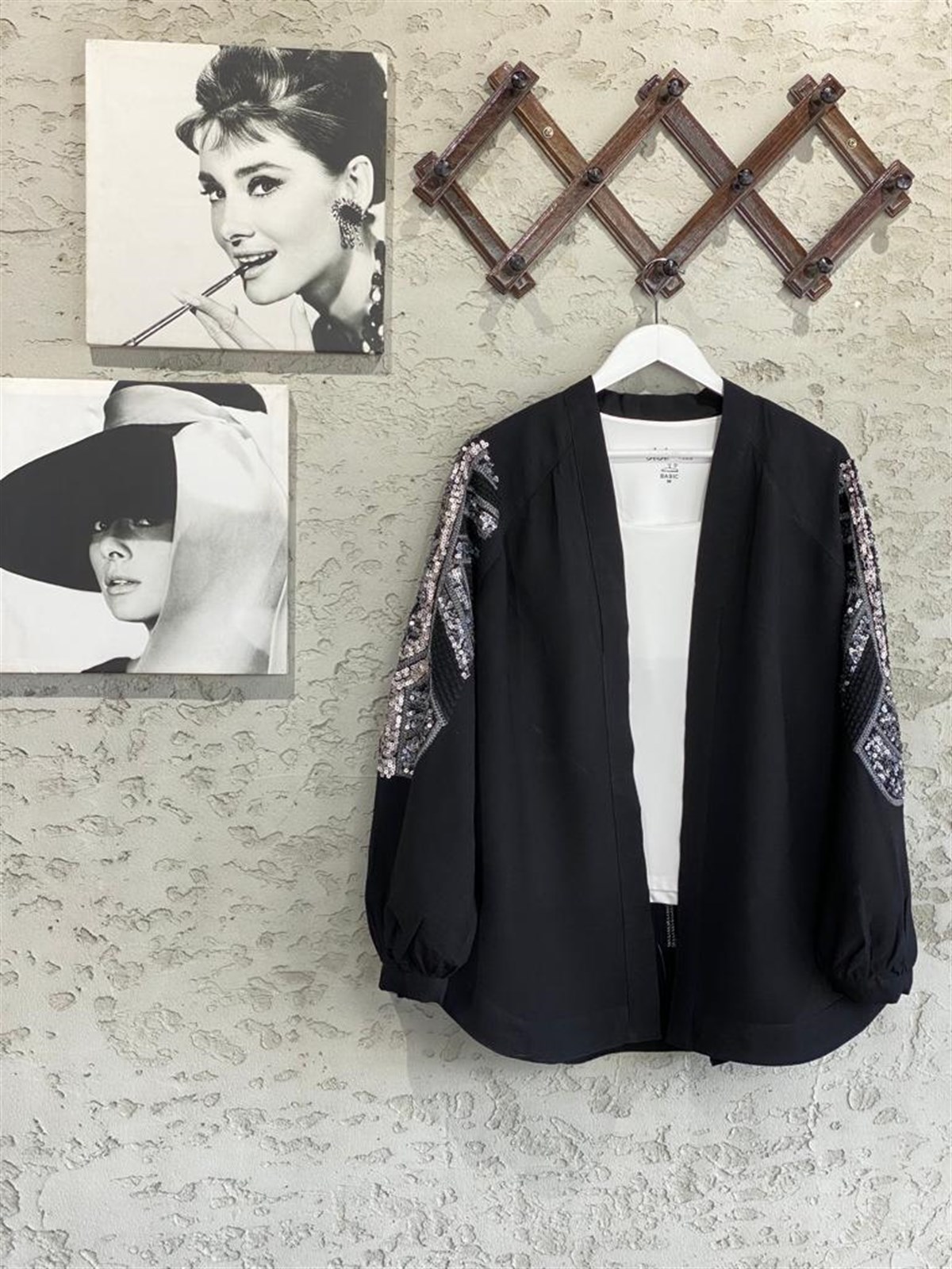 Pul Payet İşlemeli Siyah Keten Kimono