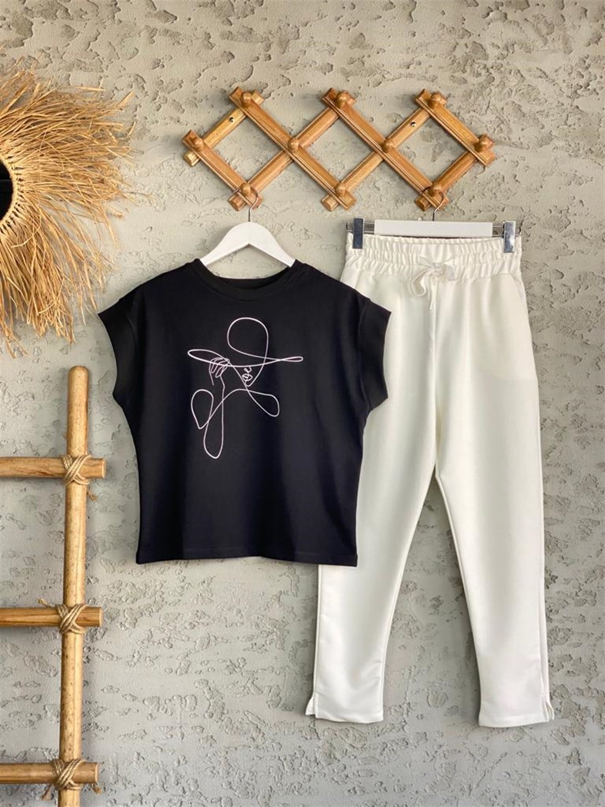 Şapkalı Kız Çizgili Tshirt (Siyah)