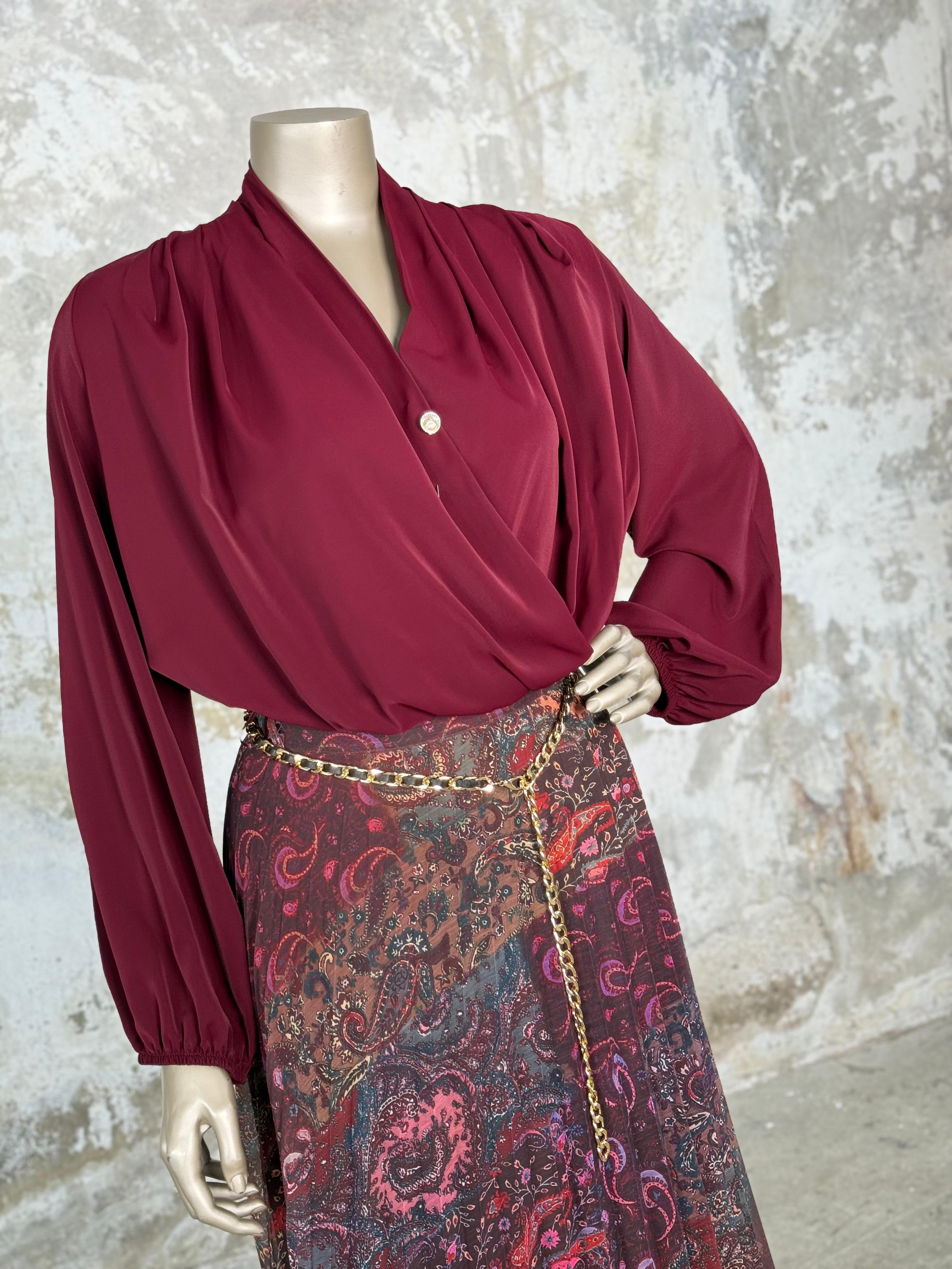 Saten Kumaş Kruvaze Yaka Broş Detaylı Bluz (Bordo)