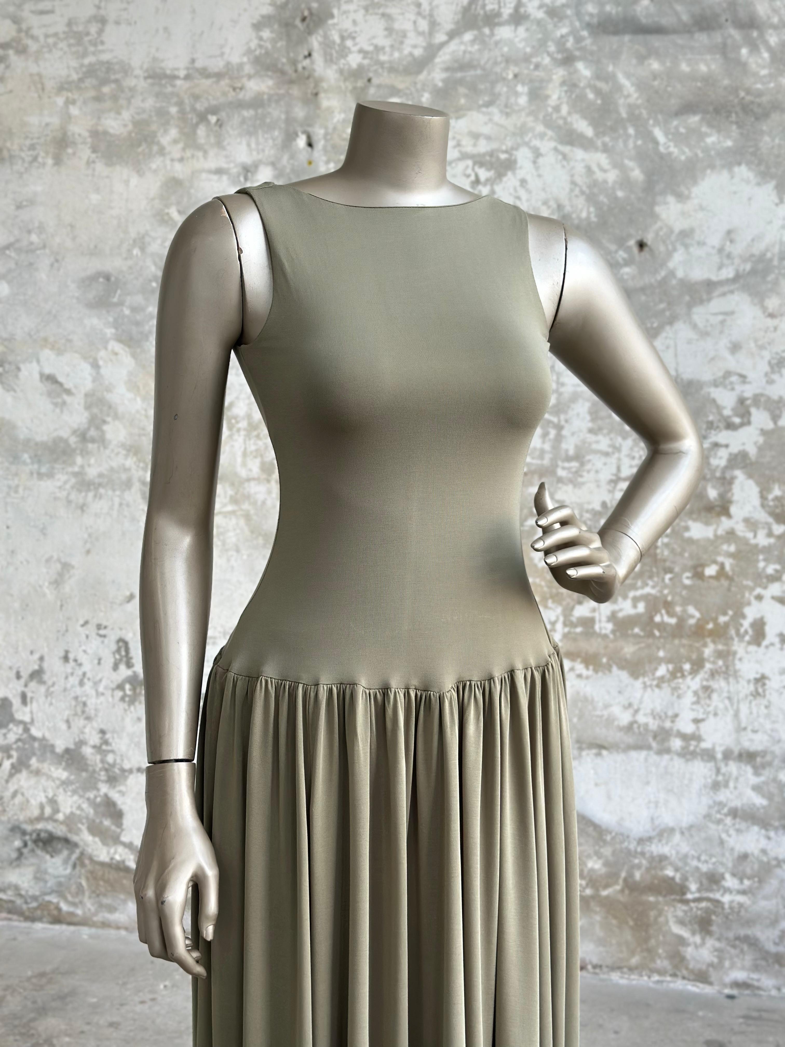 Sırt Dekolte Detaylı Kloş Elbise (Haki)