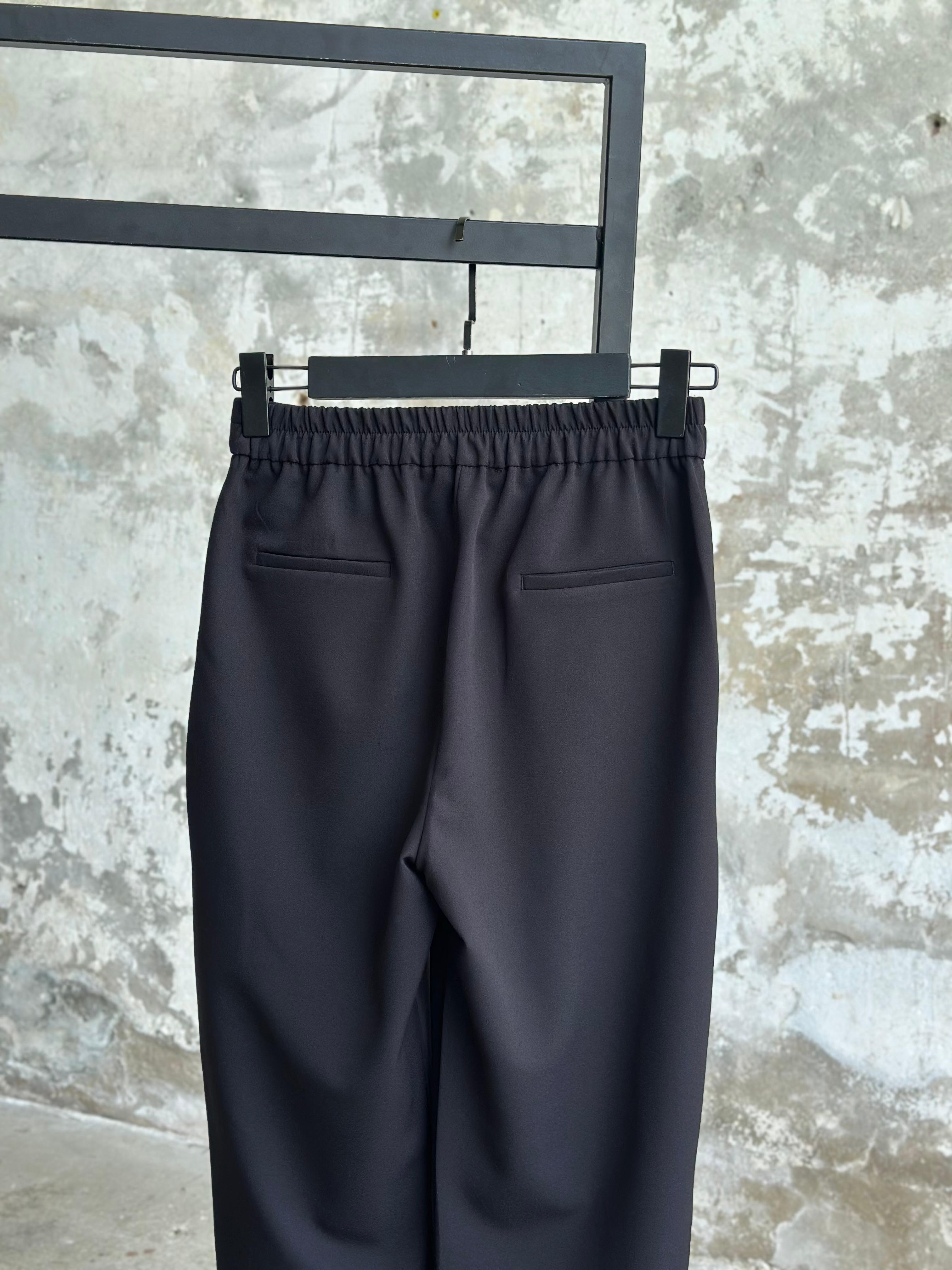 Sırt Lastik Detaylı Havuç Model Pantolon (Siyah)