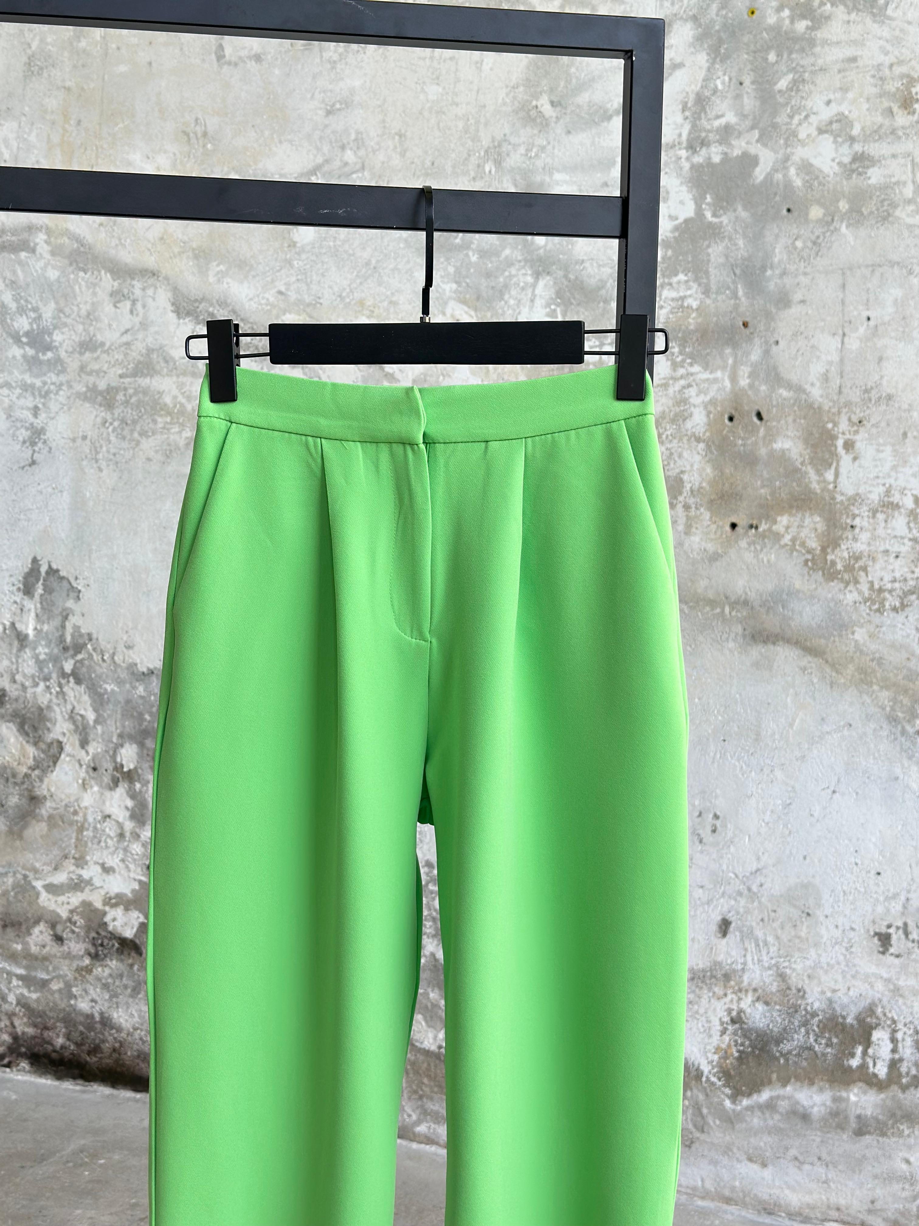 Sırt Lastik Detaylı Havuç Model Pantolon (Yeşil)