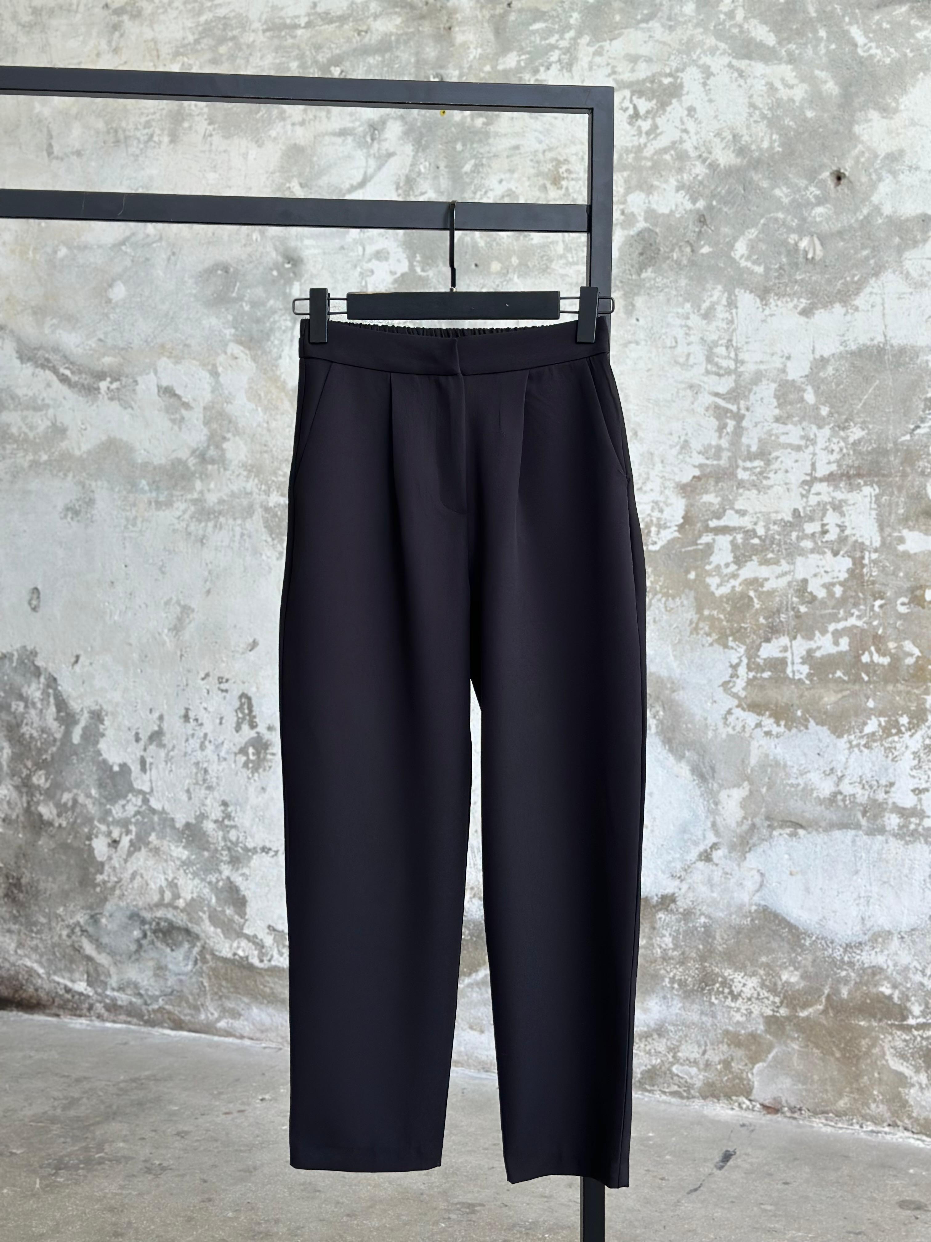 Sırt Lastik Detaylı Havuç Model Pantolon (Siyah)
