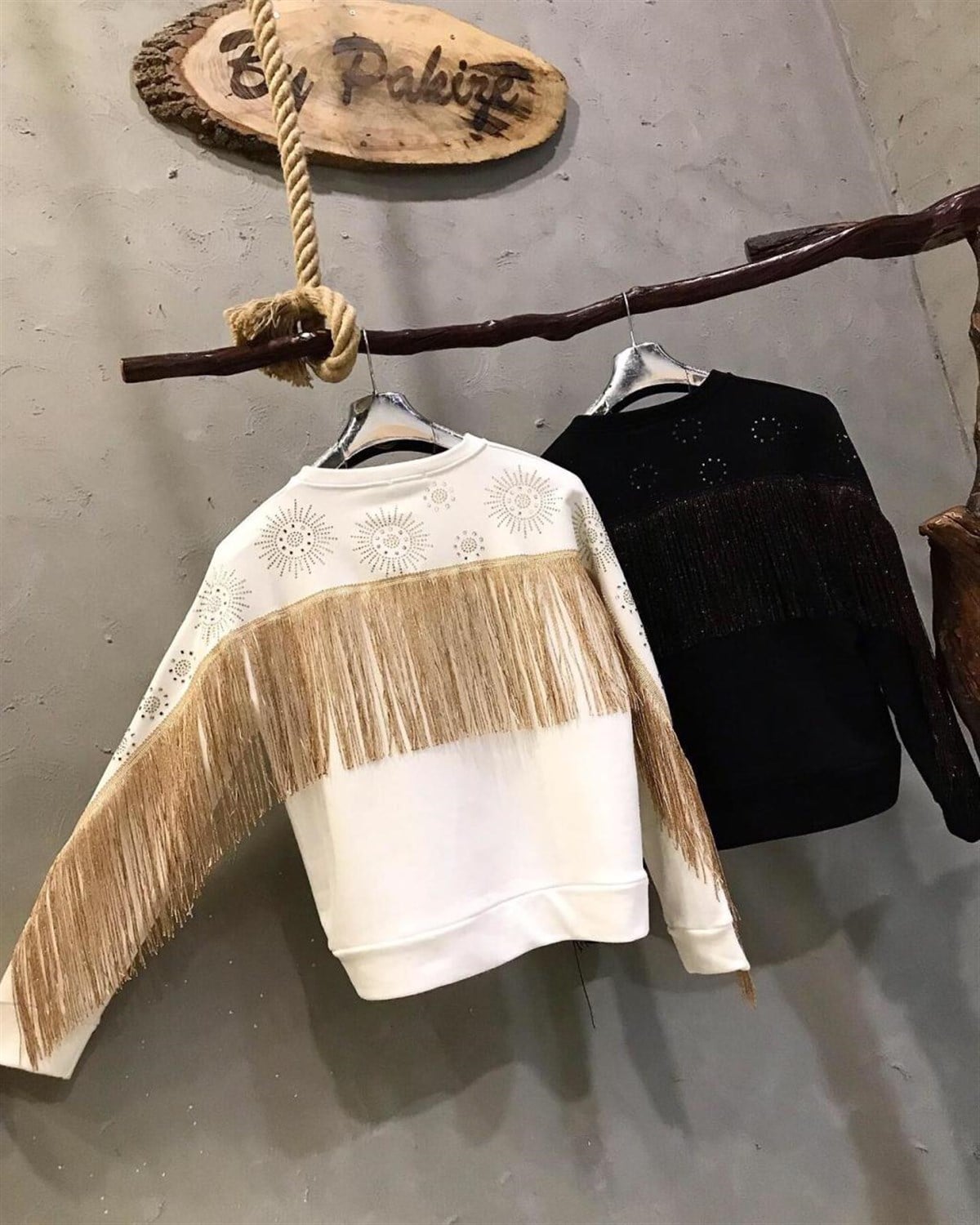 Sırtı Püskül Detaylı Sweatshirt (SİYAH&BEYAZ)
