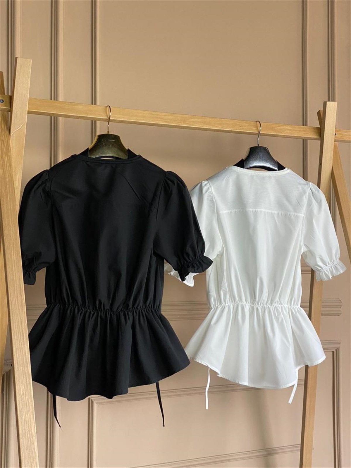 Sırtı ve Kolları Coton Kumaş Sırtından Büzgü Detaylı Bluz