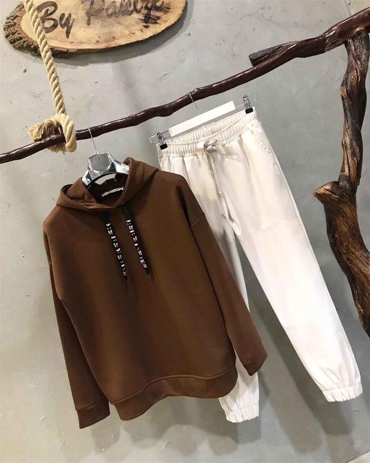Taş Detaylı Kapşonlu Sweatshirt (KAHVE)