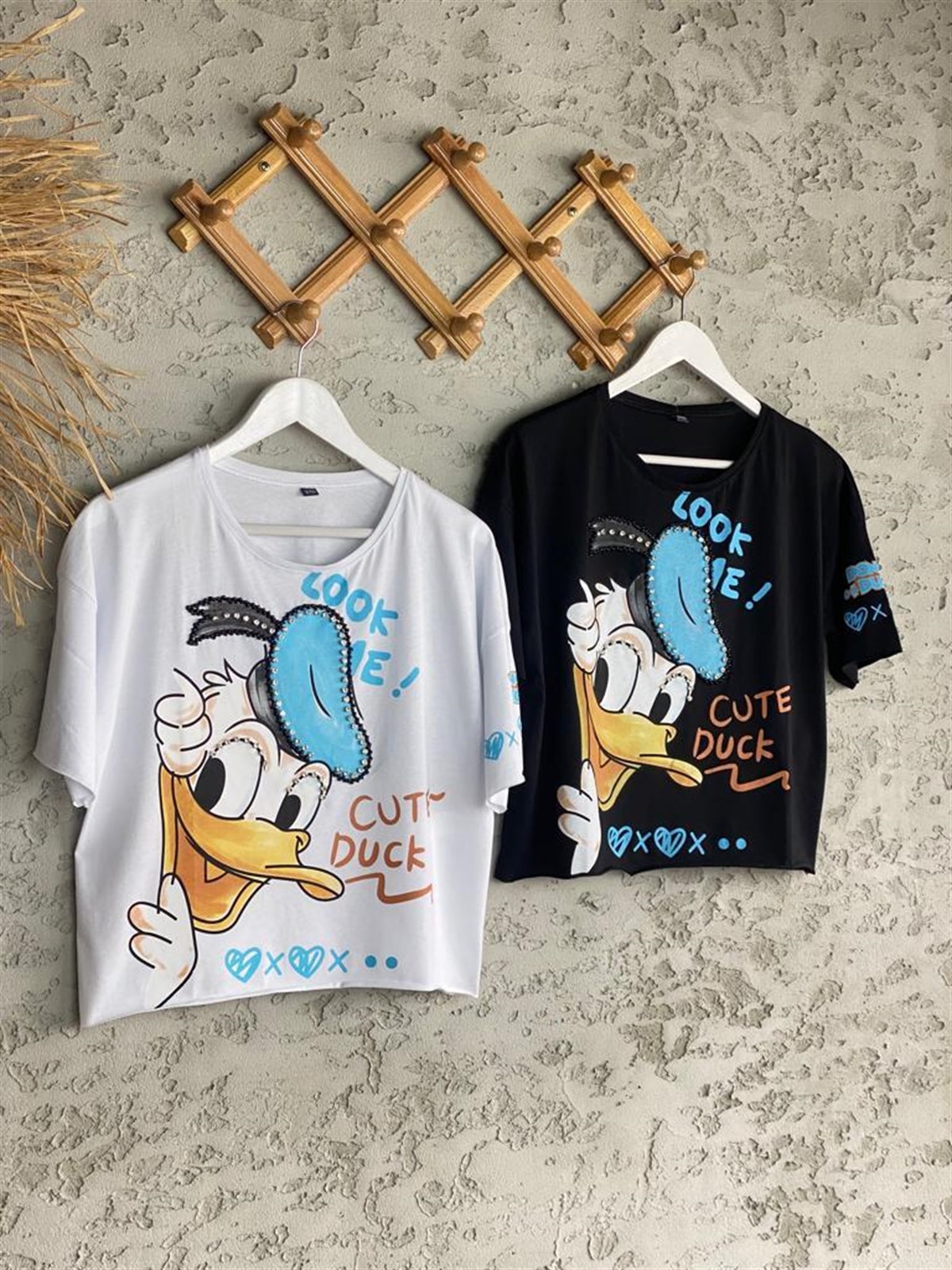 Taş İşcilikli Daffy Duck Baskılı Tshirt (Beyaz/Siyah)