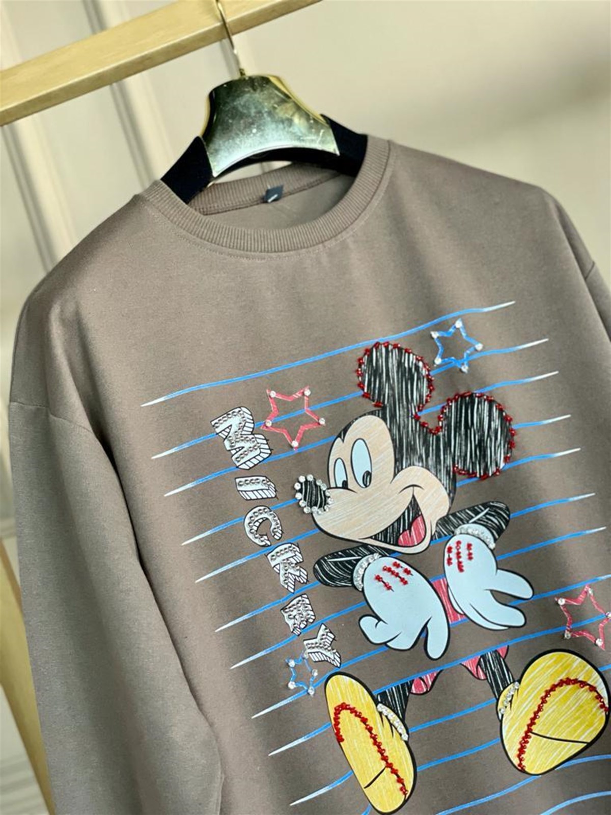 Taş İşlemeli Mickey Baskılı Tunik Sweat (Kahve)