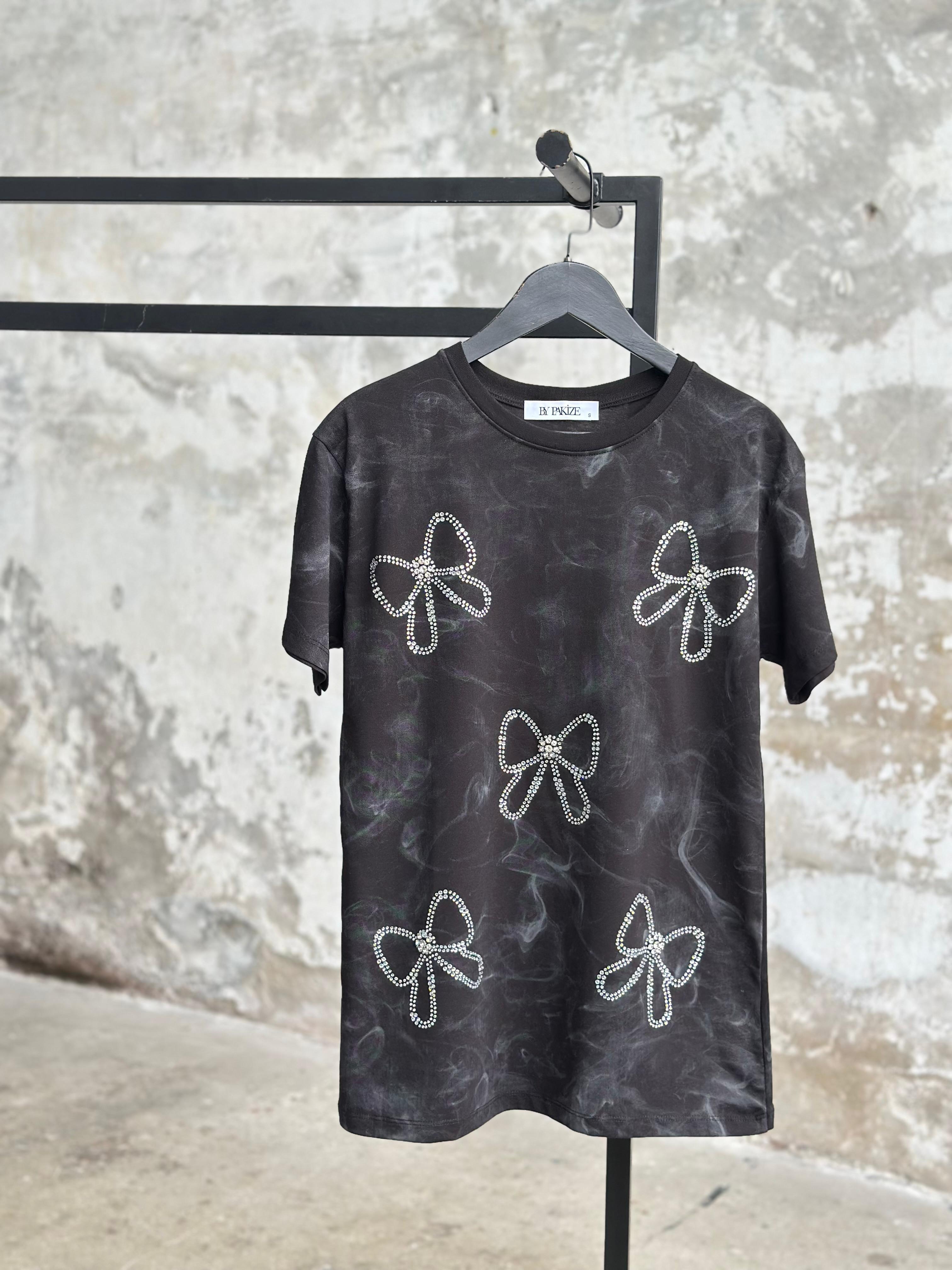 Taş Yıkamalı Kristal Fiyonk Detaylı Tişört (Siyah/Beyaz)