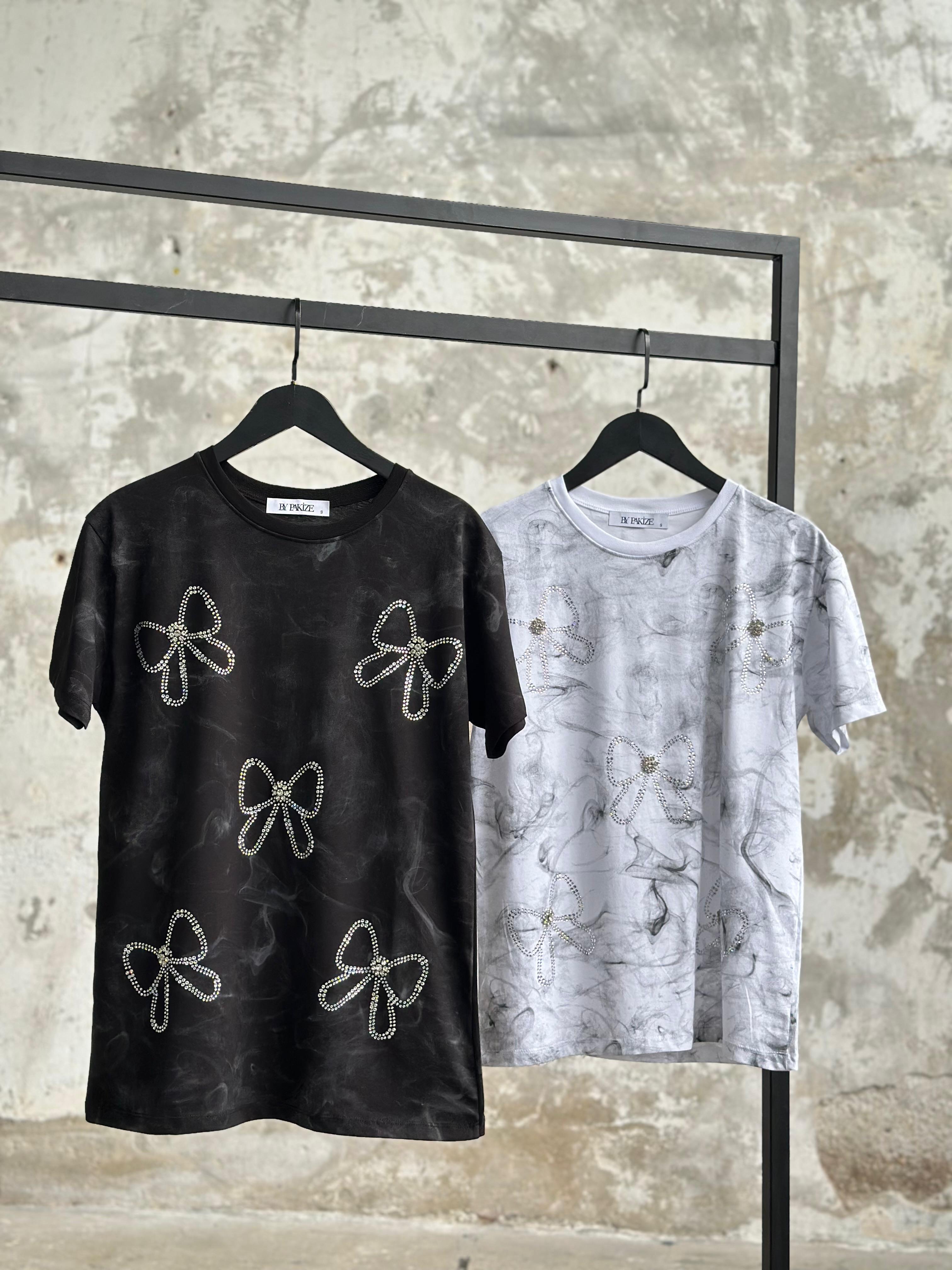 Taş Yıkamalı Kristal Fiyonk Detaylı Tişört (Siyah/Beyaz)