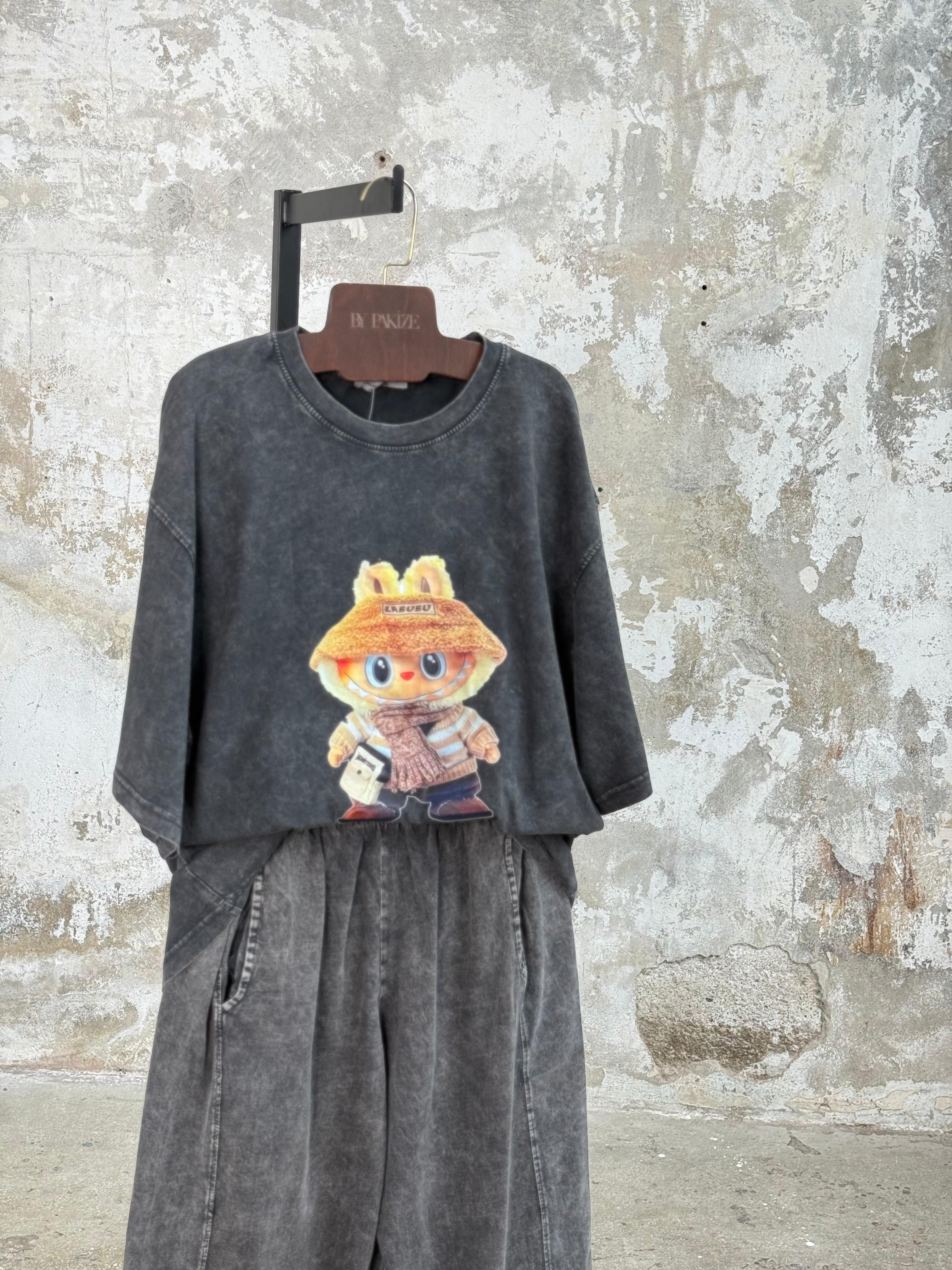 Taş Yıkamalı Labubu Baskılı Oversize Dokuma Tişört (Antrasit)