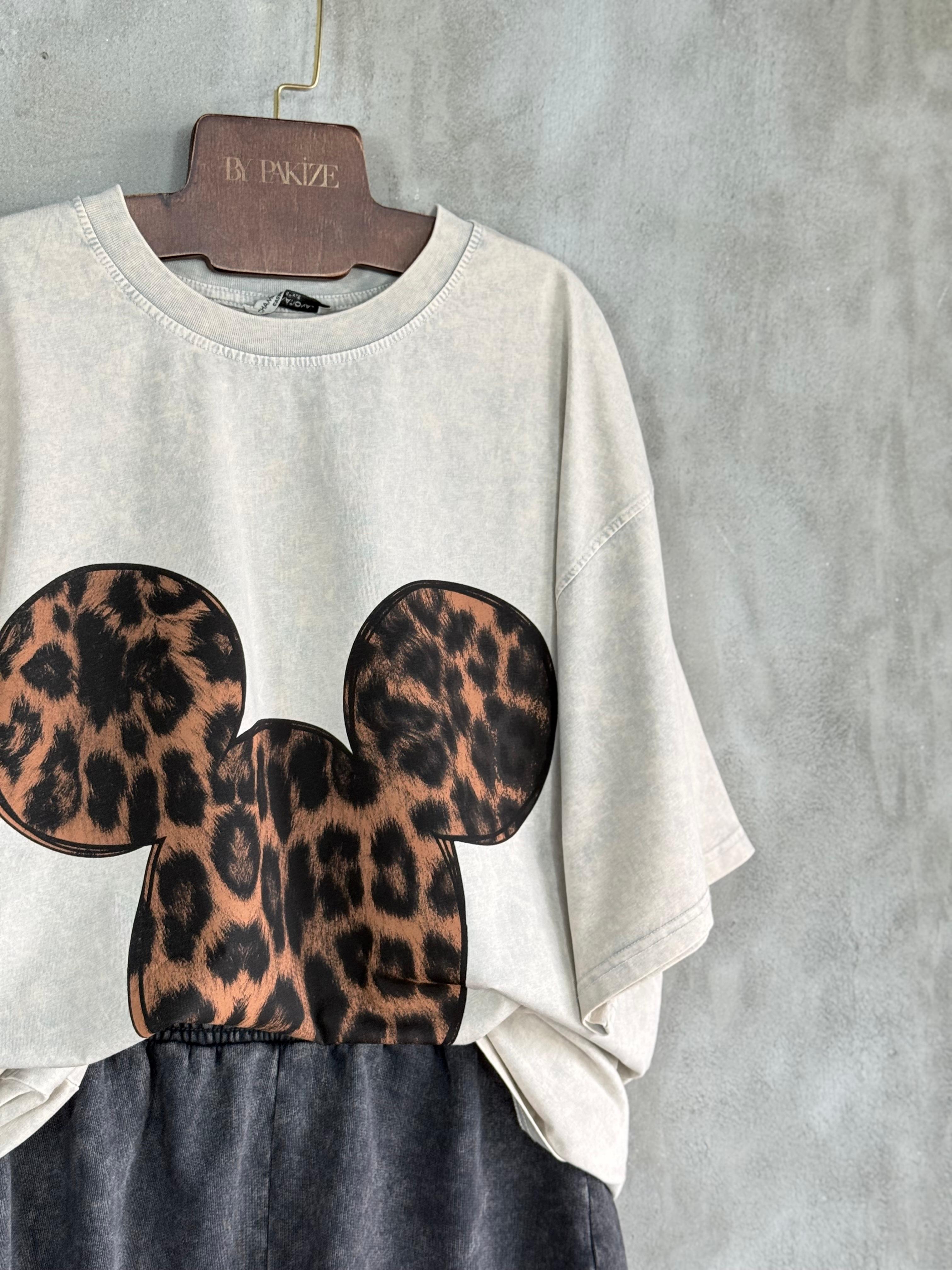 Taş Yıkamalı Mickey Leopar Baskılı Oversize Dokuma Tişört (Bej)