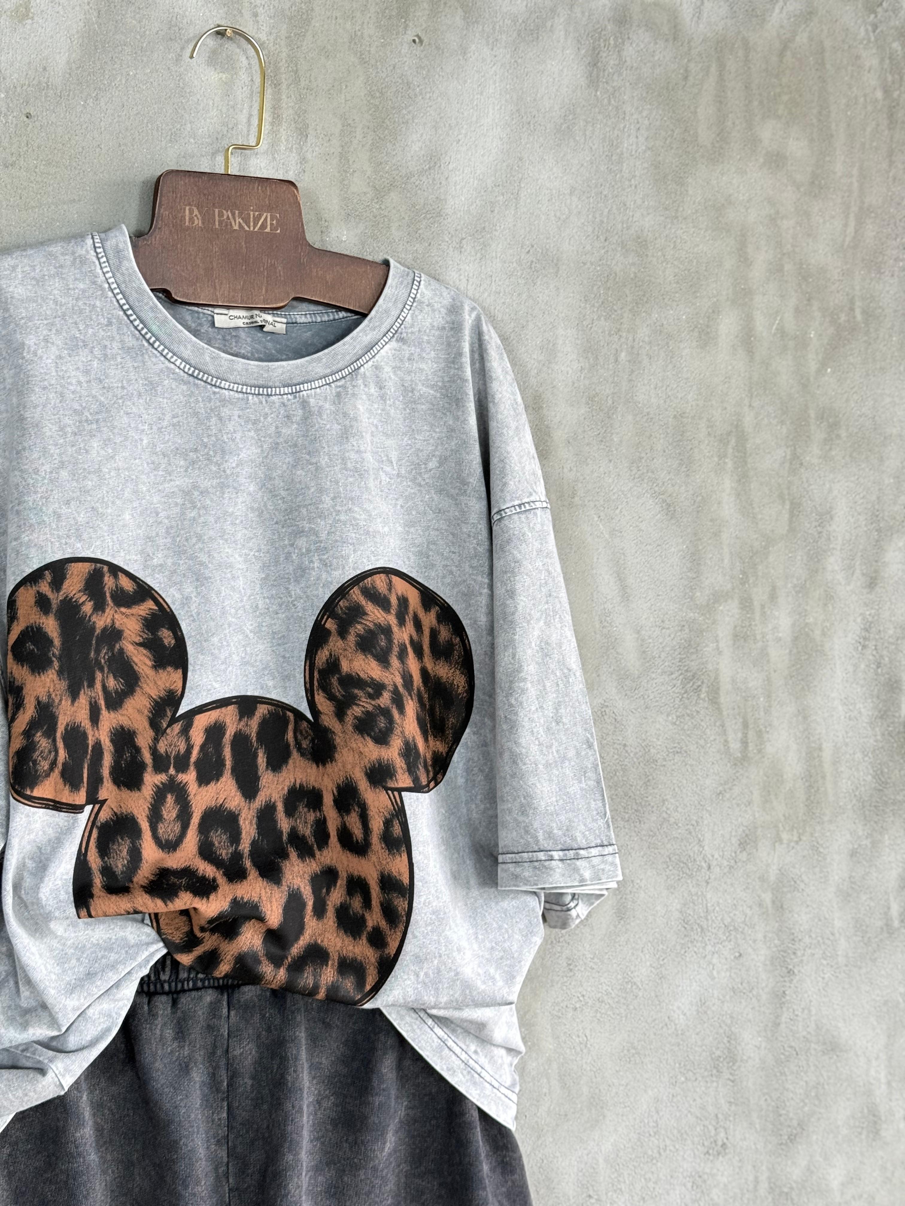 Taş Yıkamalı Mickey Leopar Baskılı Oversize Dokuma Tişört (Gri)