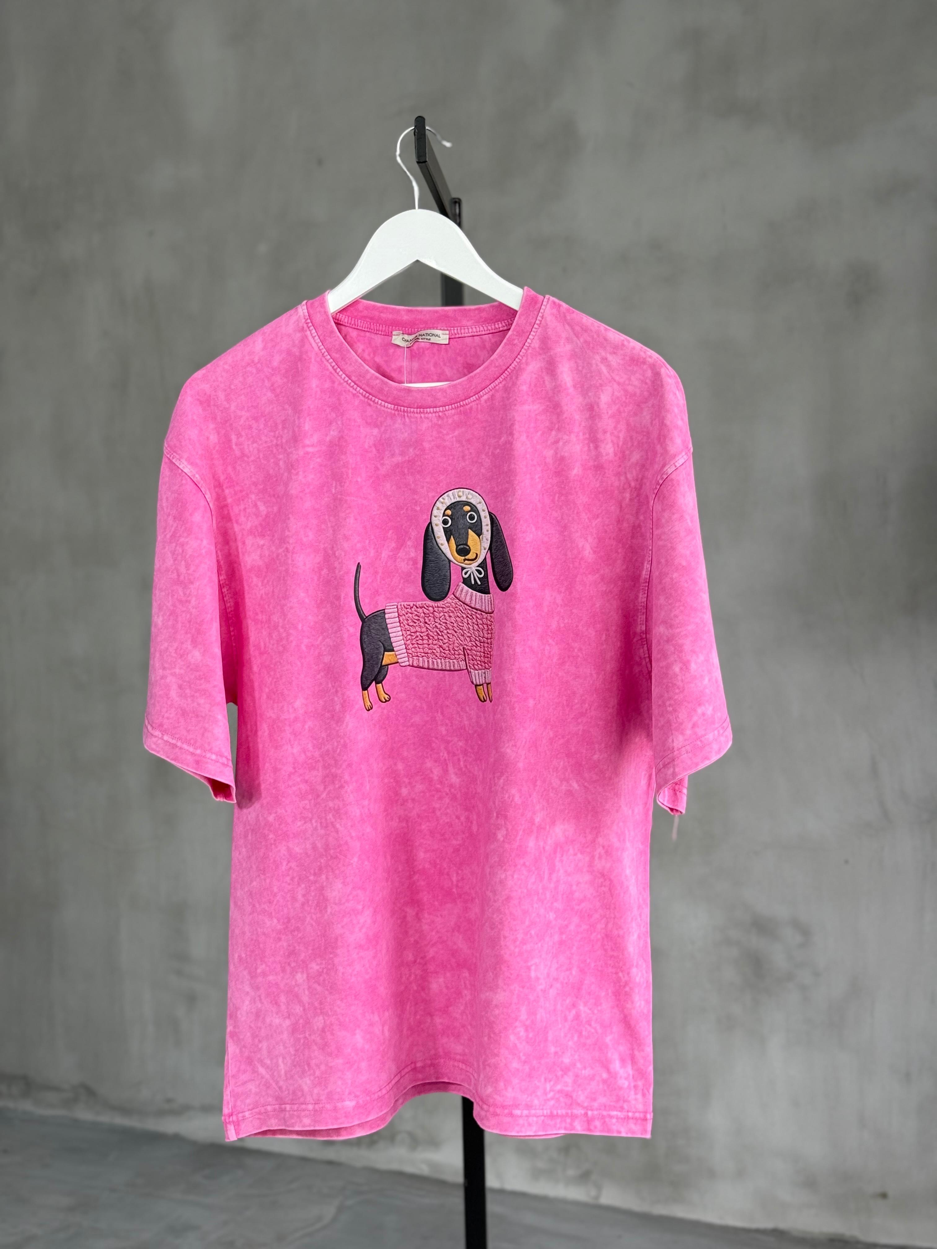 Taş Yıkamalı Oversize Köpek Baskılı Dokuma Tişört  (Pembe)