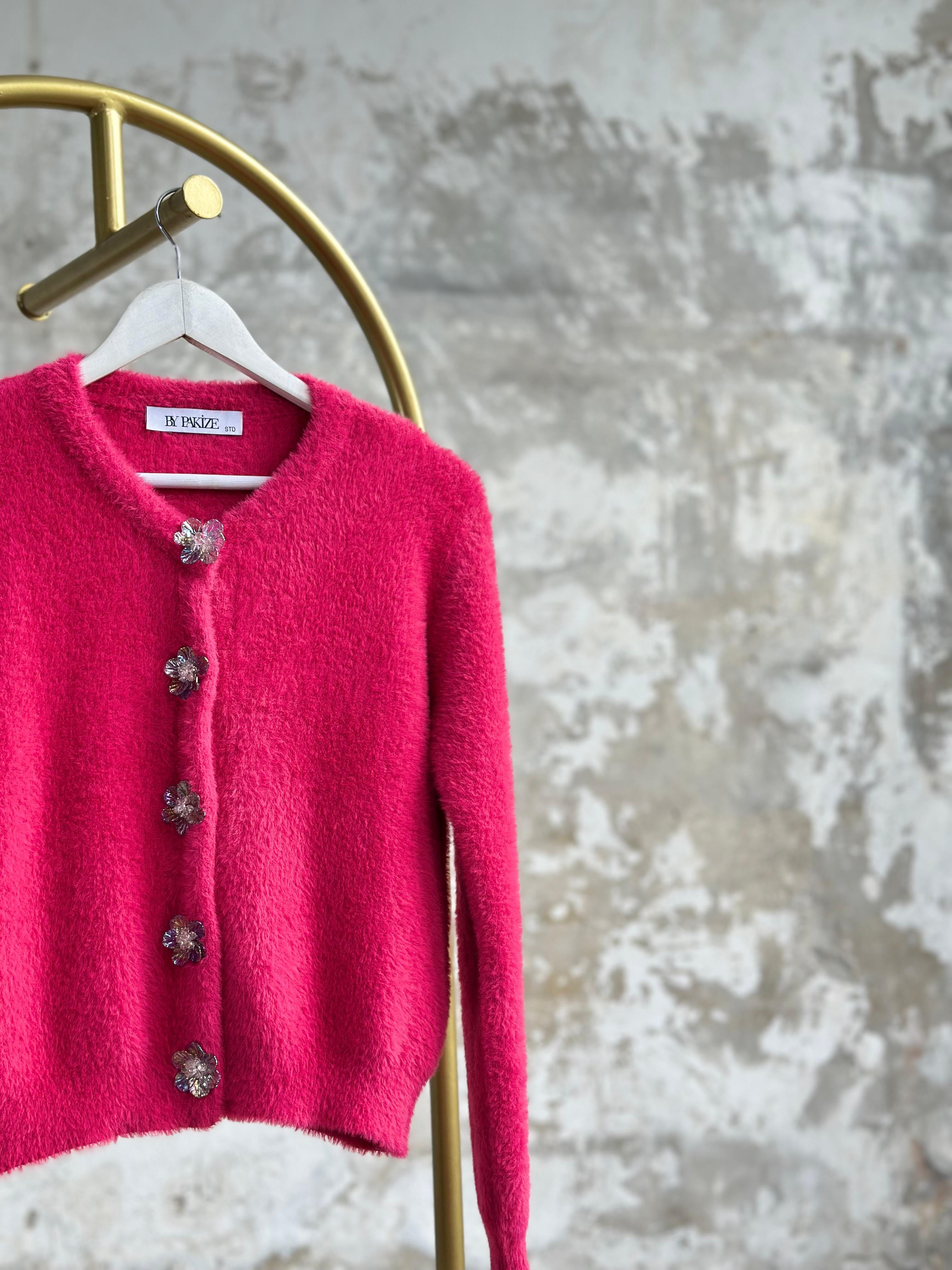 Tasarım Çiçek Düğmeli Angora Hırka (Fuşya)
