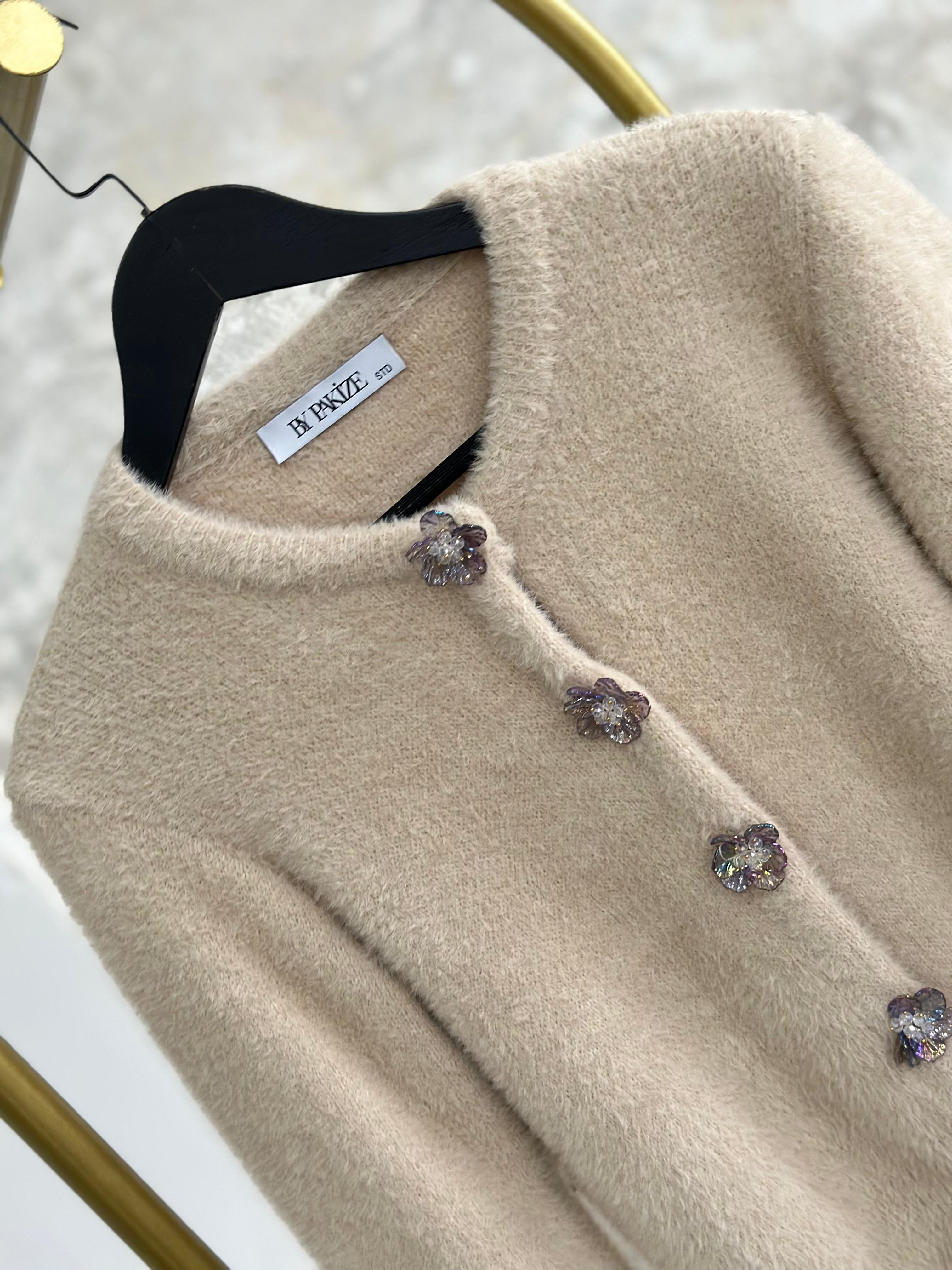 Tasarım Çiçek Düğmeli Angora Hırka (Krem)