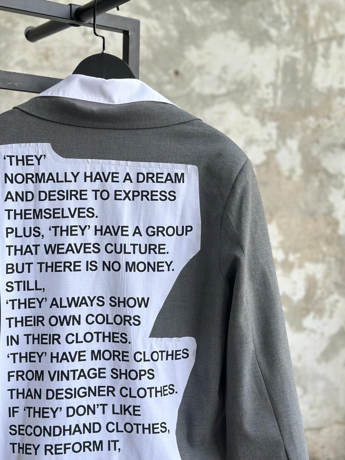 Tasarım Gömlek Detaylı Arkası Baskılı Blazer Ceket (Gri)