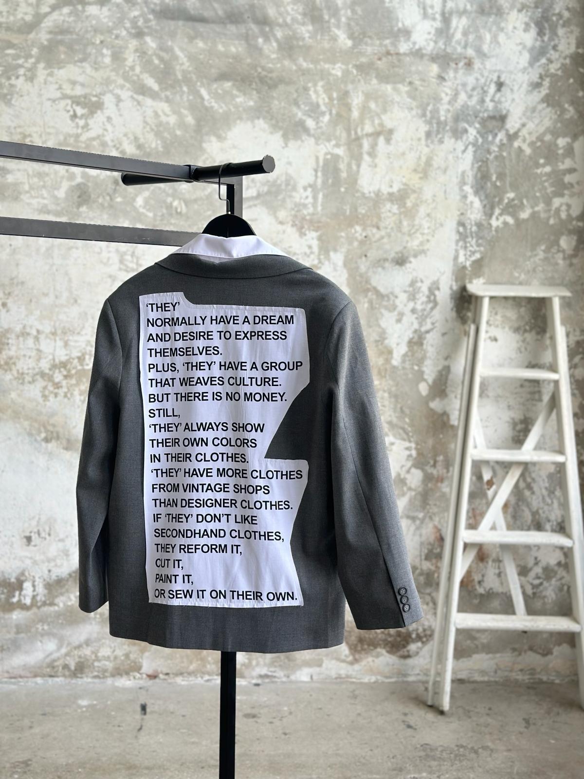 Tasarım Gömlek Detaylı Arkası Baskılı Blazer Ceket (Gri)