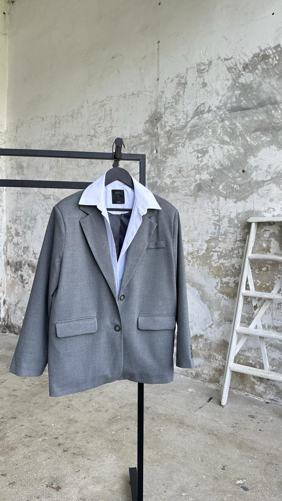 Tasarım Gömlek Detaylı Arkası Baskılı Blazer Ceket (Gri)