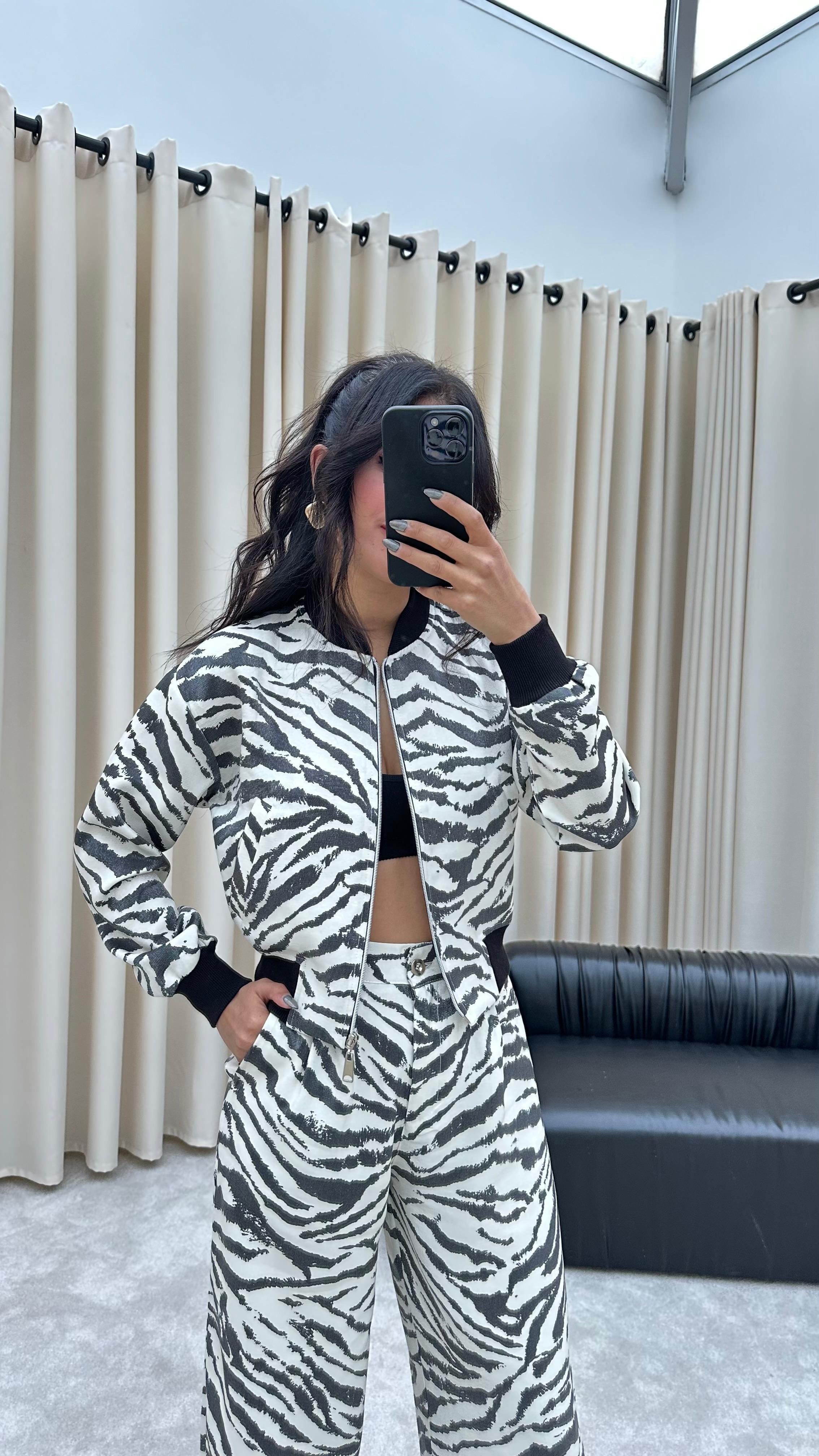 Tasarım Sim Geçişli Zebra Desenli Takım (Ekru)