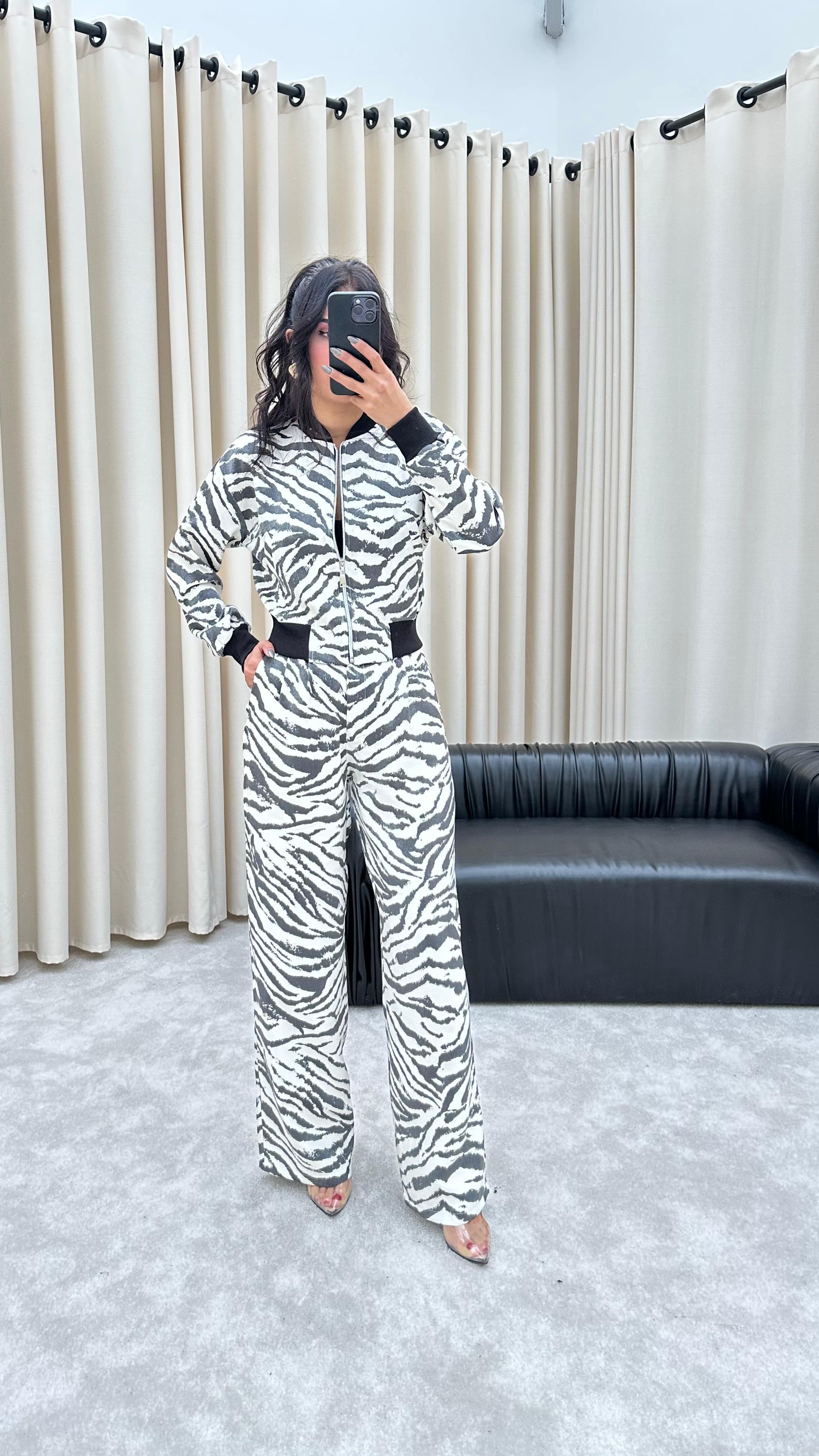 Tasarım Sim Geçişli Zebra Desenli Takım (Ekru)