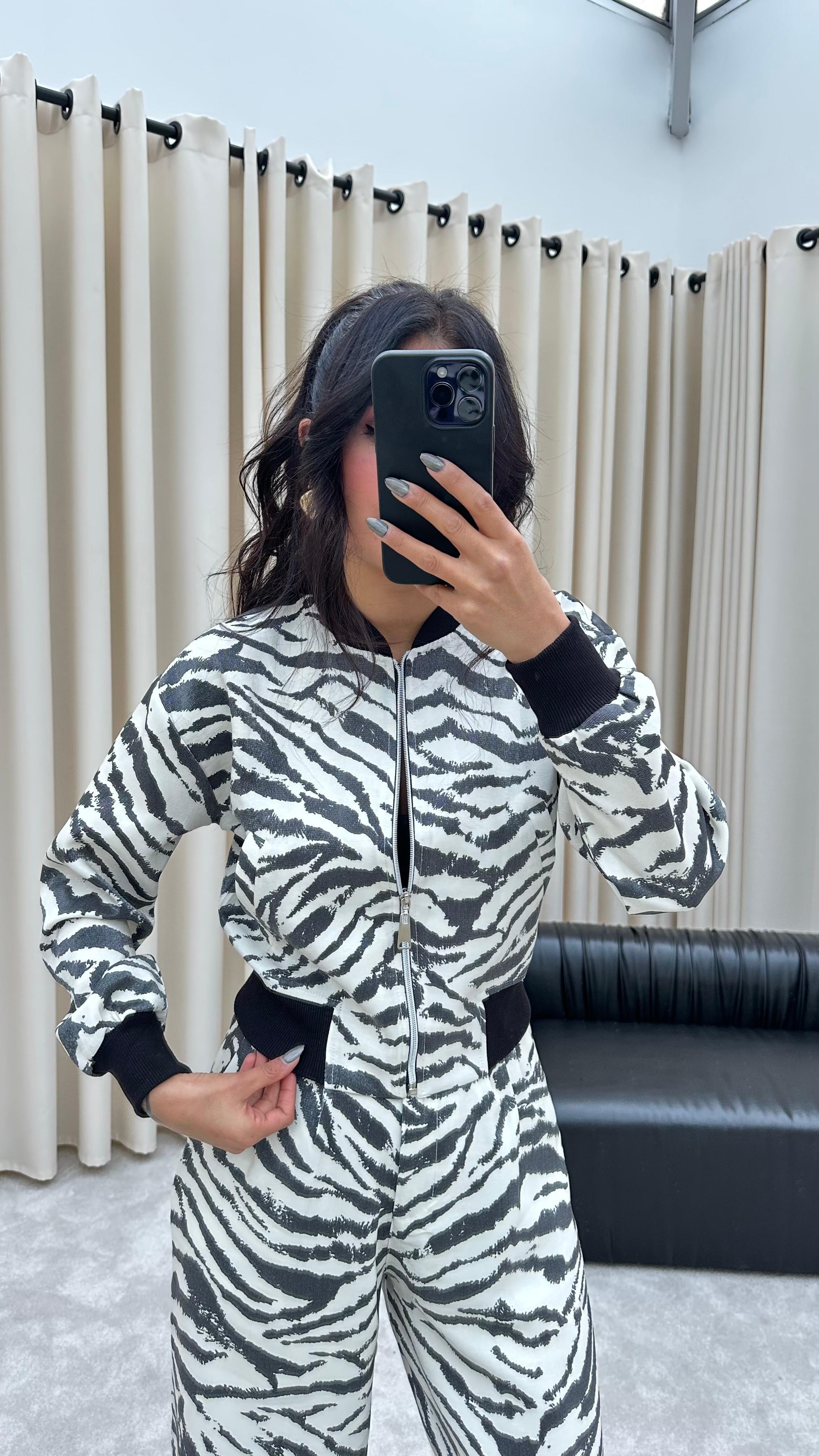 Tasarım Sim Geçişli Zebra Desenli Takım (Ekru)