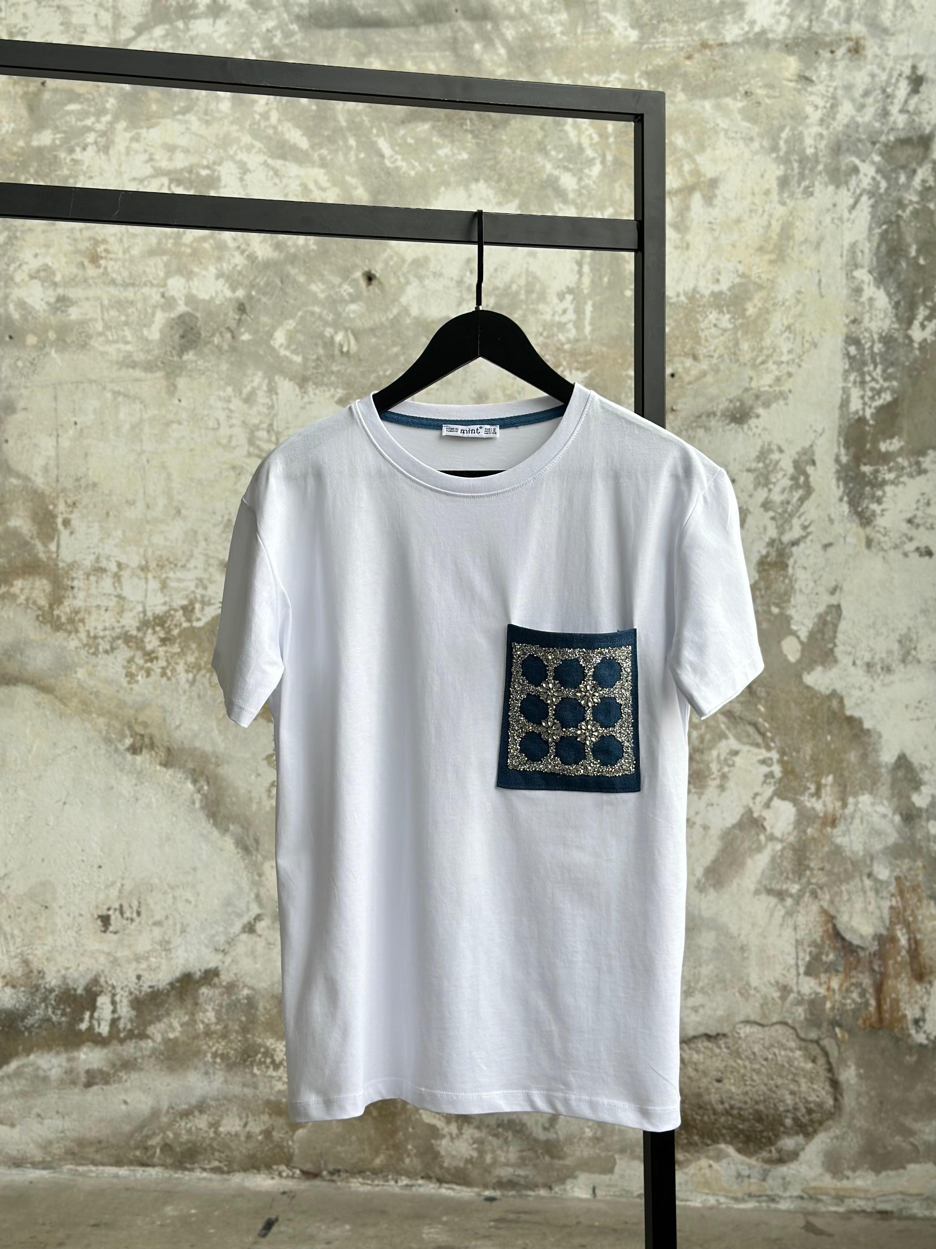 Tasarım Tek Cep Kristal Taş İşçilikli Tişört (Beyaz/Siyah)