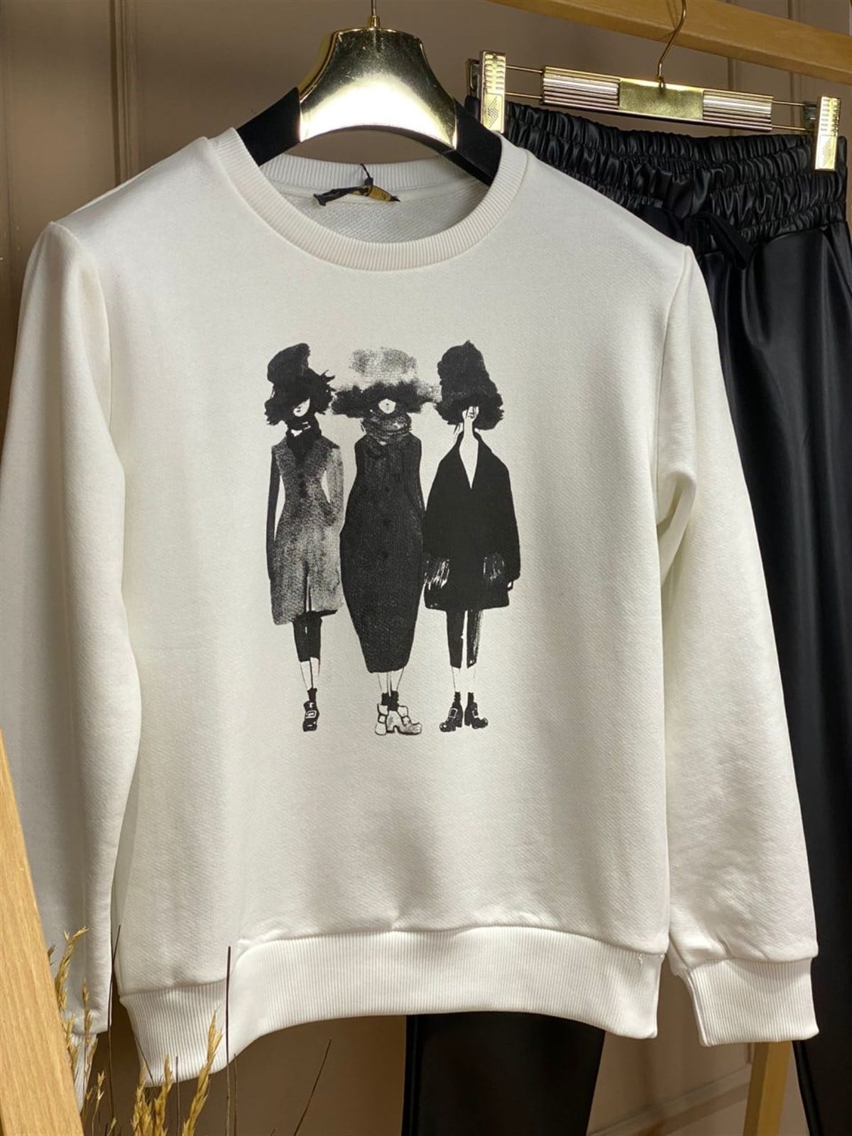 Üç Kadın Desenli Sweat (Ekru)