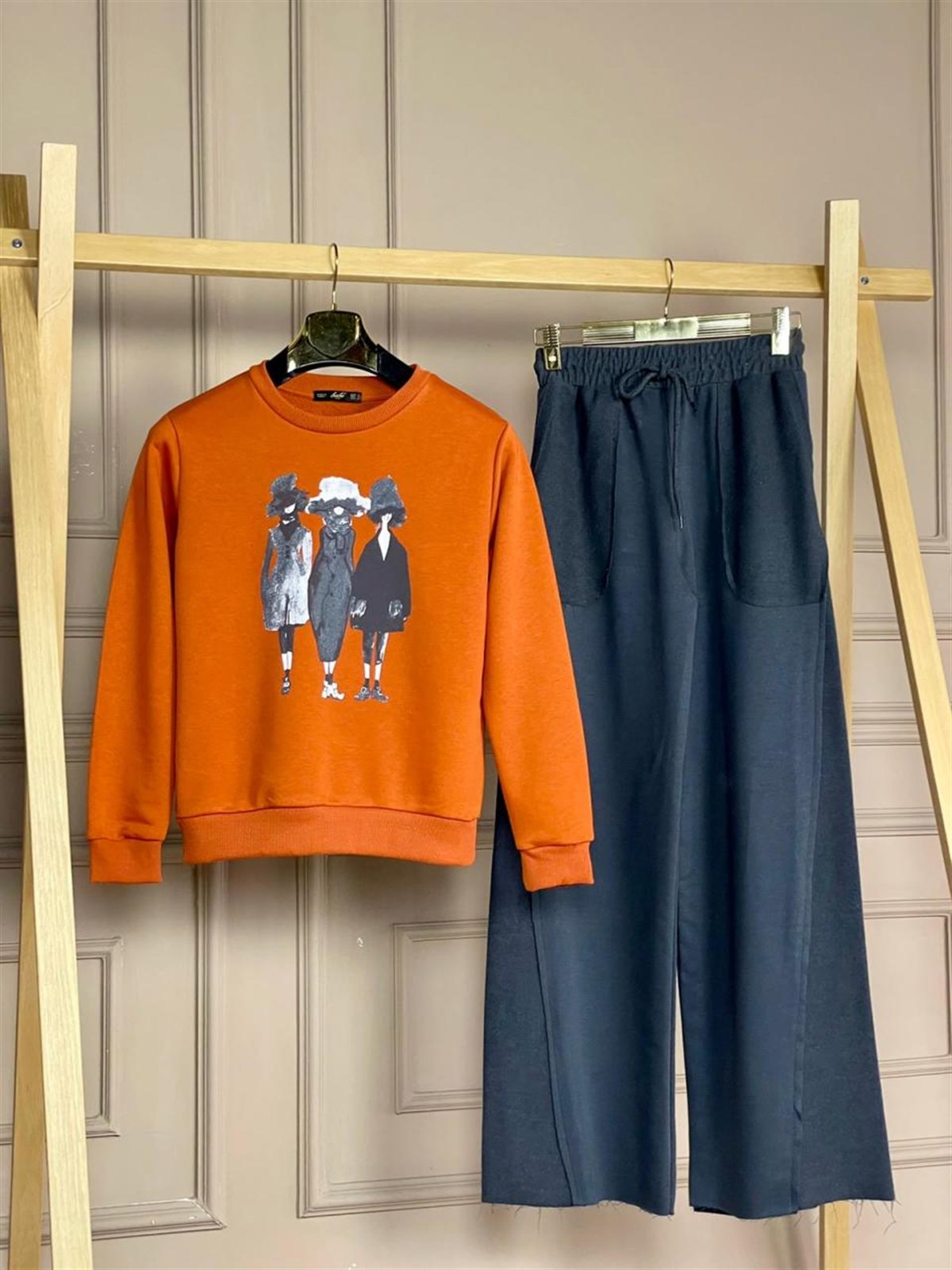 Üç Kadın Desenli Sweat (Kiremit)