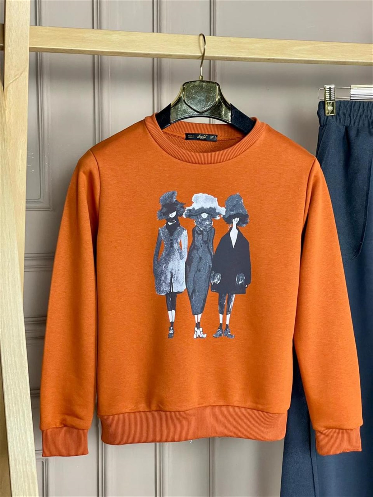 Üç Kadın Desenli Sweat (Kiremit)