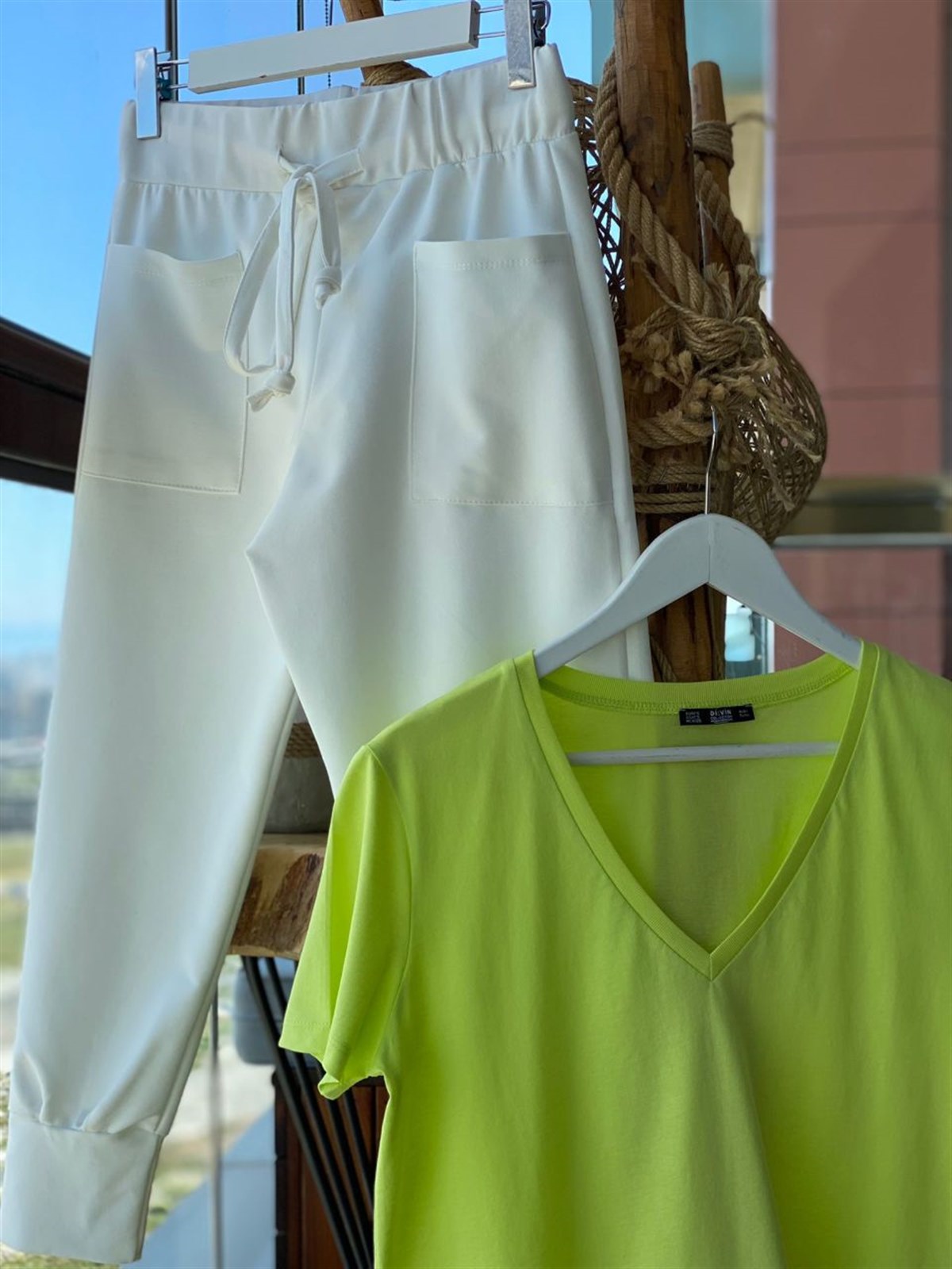 V Yaka Basic Tshirt (Fıstık Yeşili)