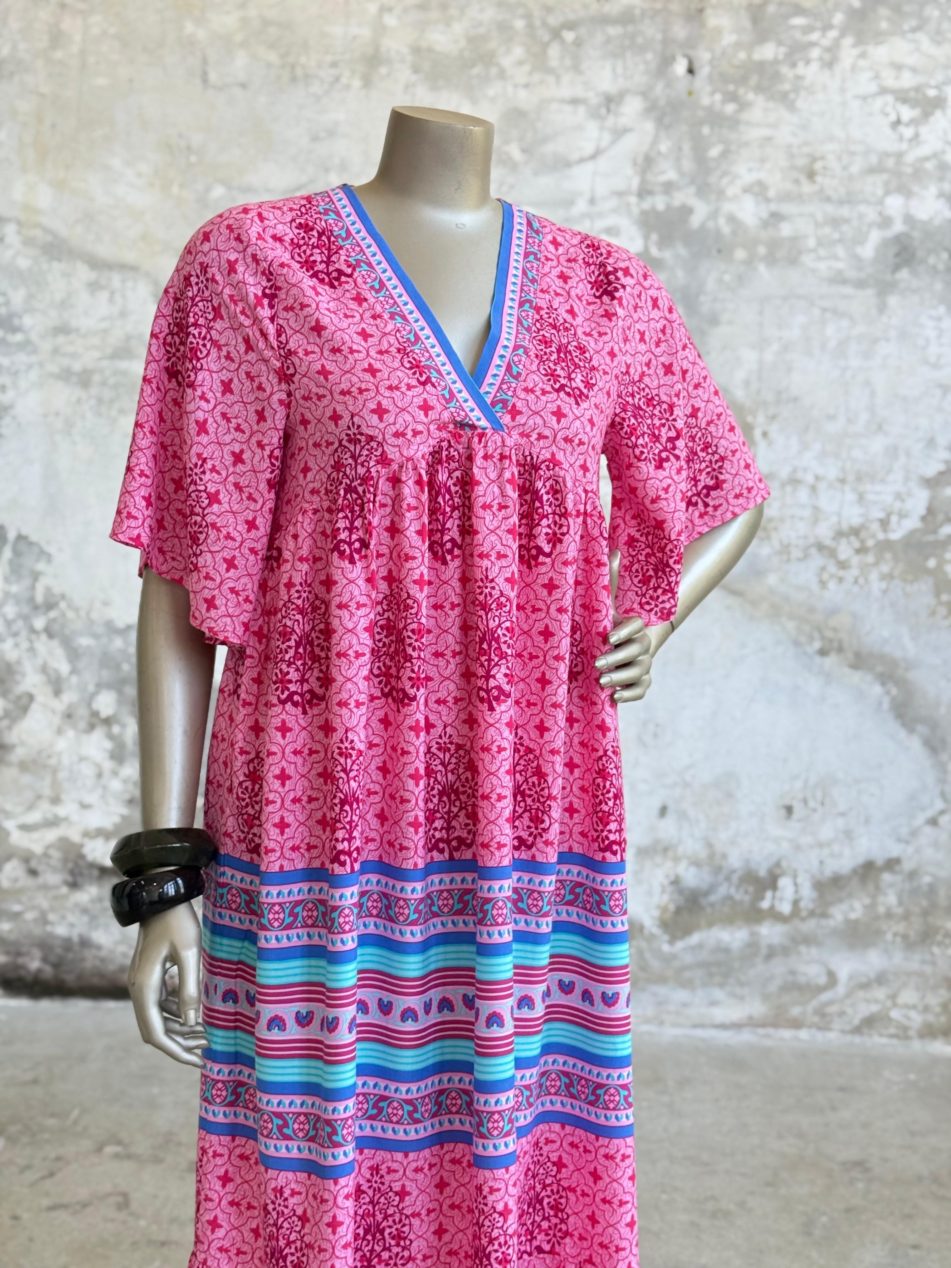 V Yaka Etnik Desenli Basic Elbise (Pembe)