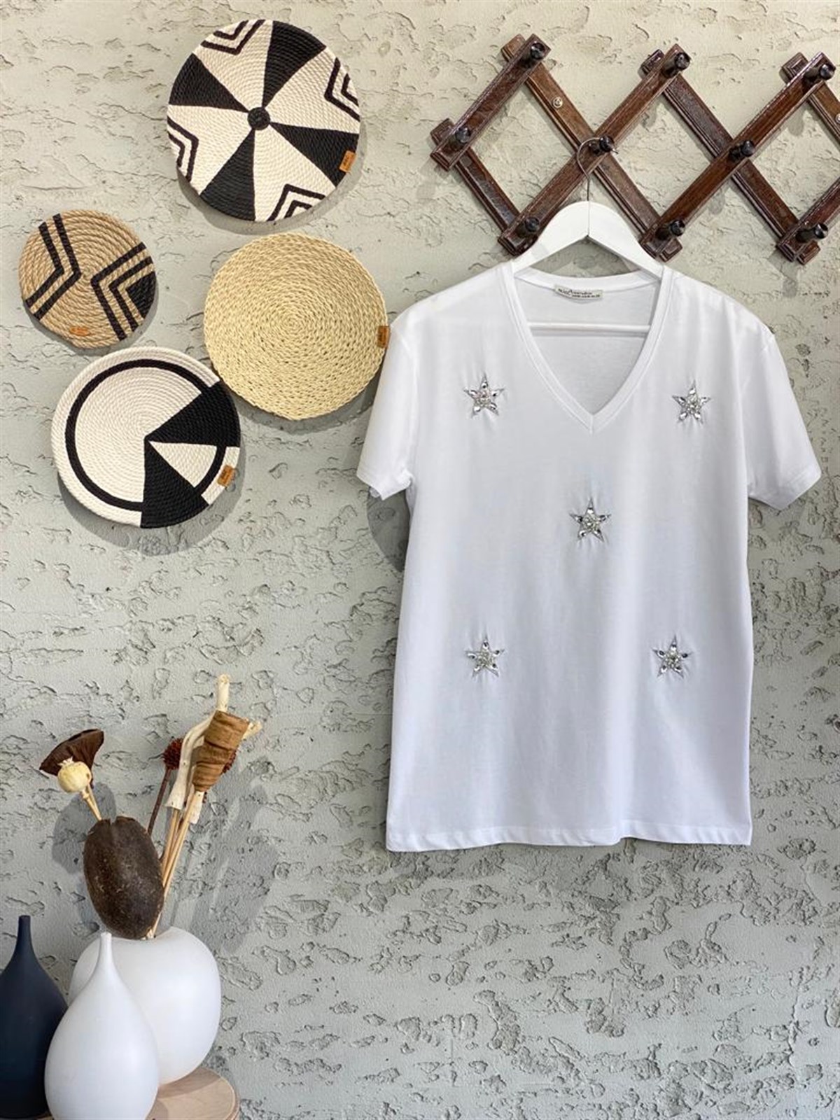 V Yaka Kristal Taşlı Yıldız Detay Tshirt (Beyaz)