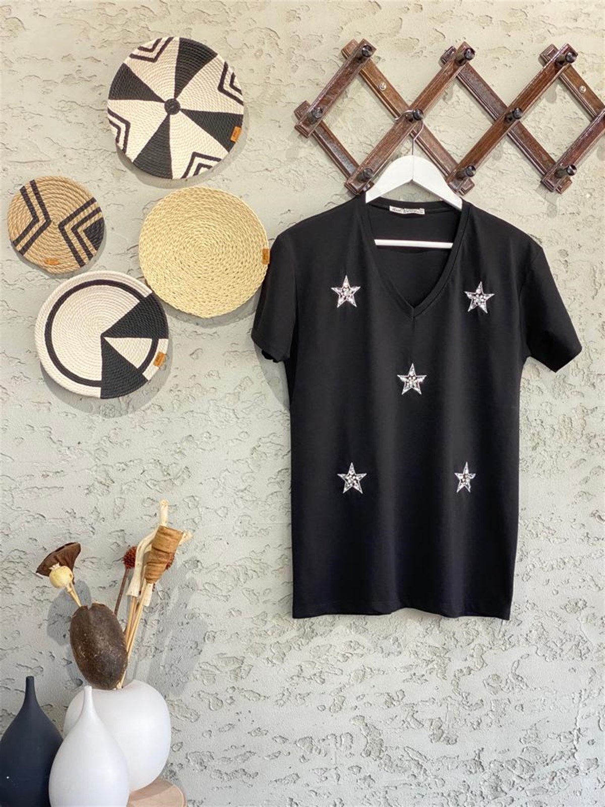 V Yaka Kristal Taşlı Yıldız Detay Tshirt (Siyah)