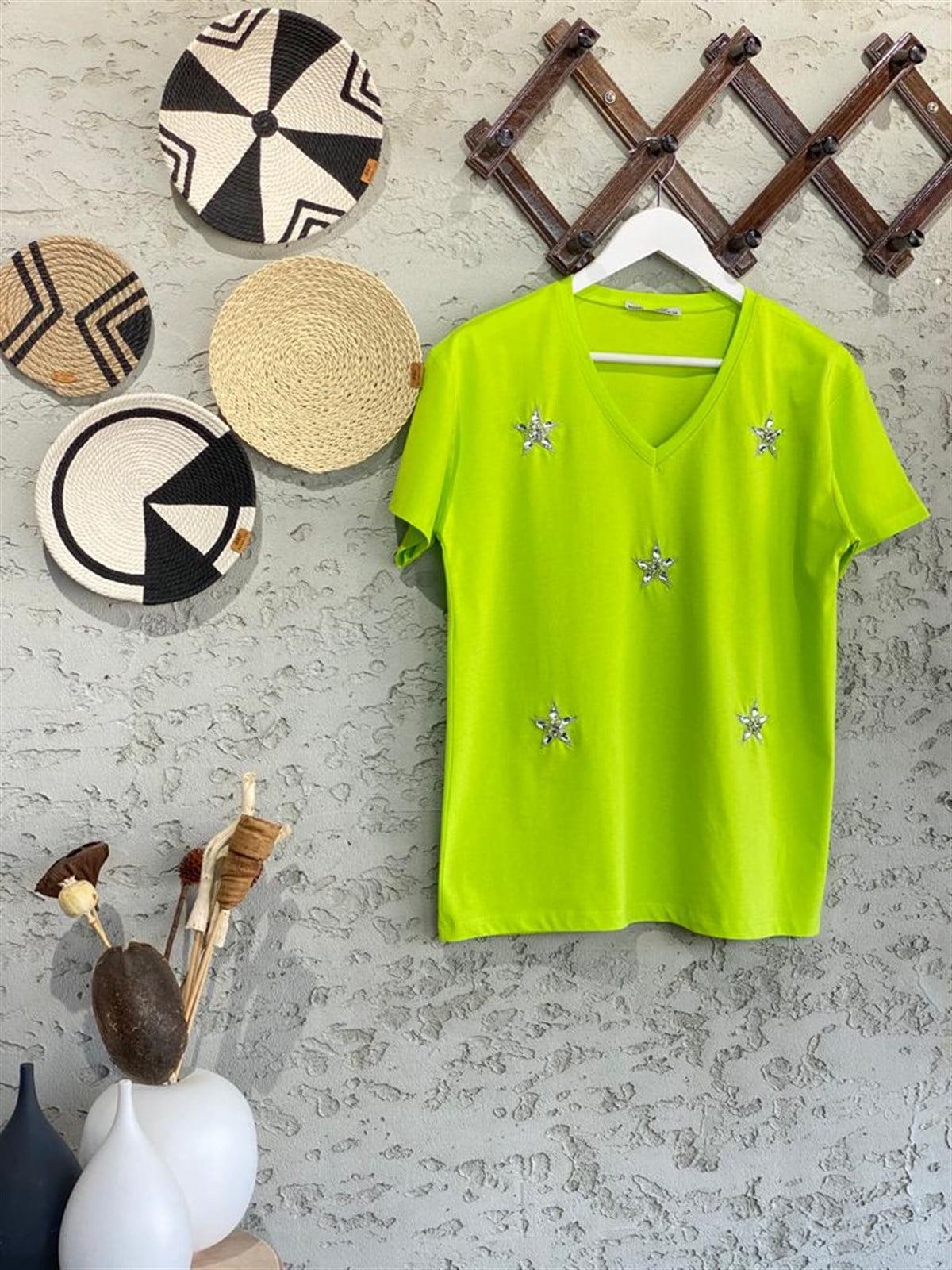 V Yaka Kristal Taşlı Yıldız Detay Tshirt (Neon Yeşil)