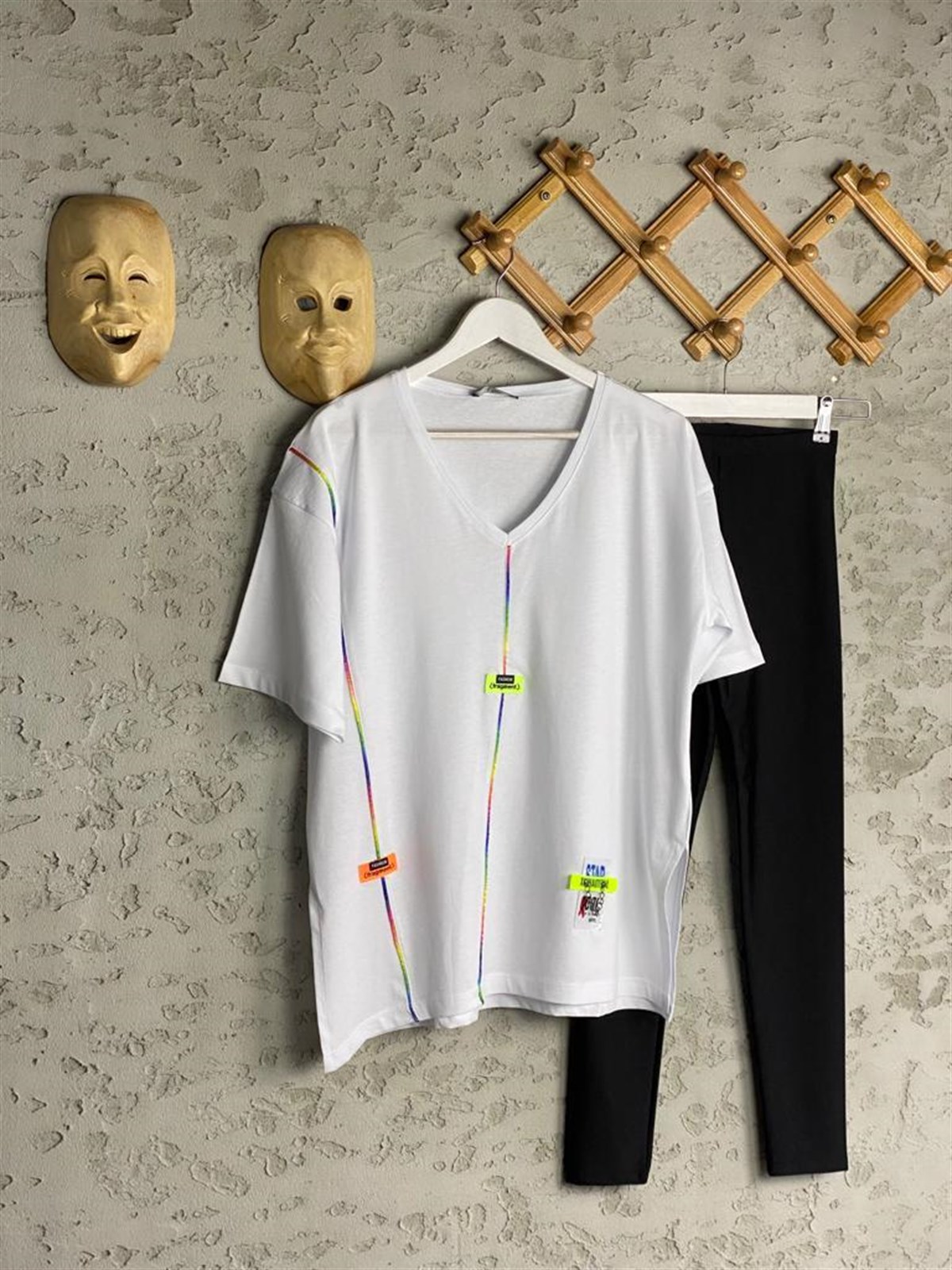 V Yaka Tasarım Etiketli Tshirt (Beyaz/Siyah)
