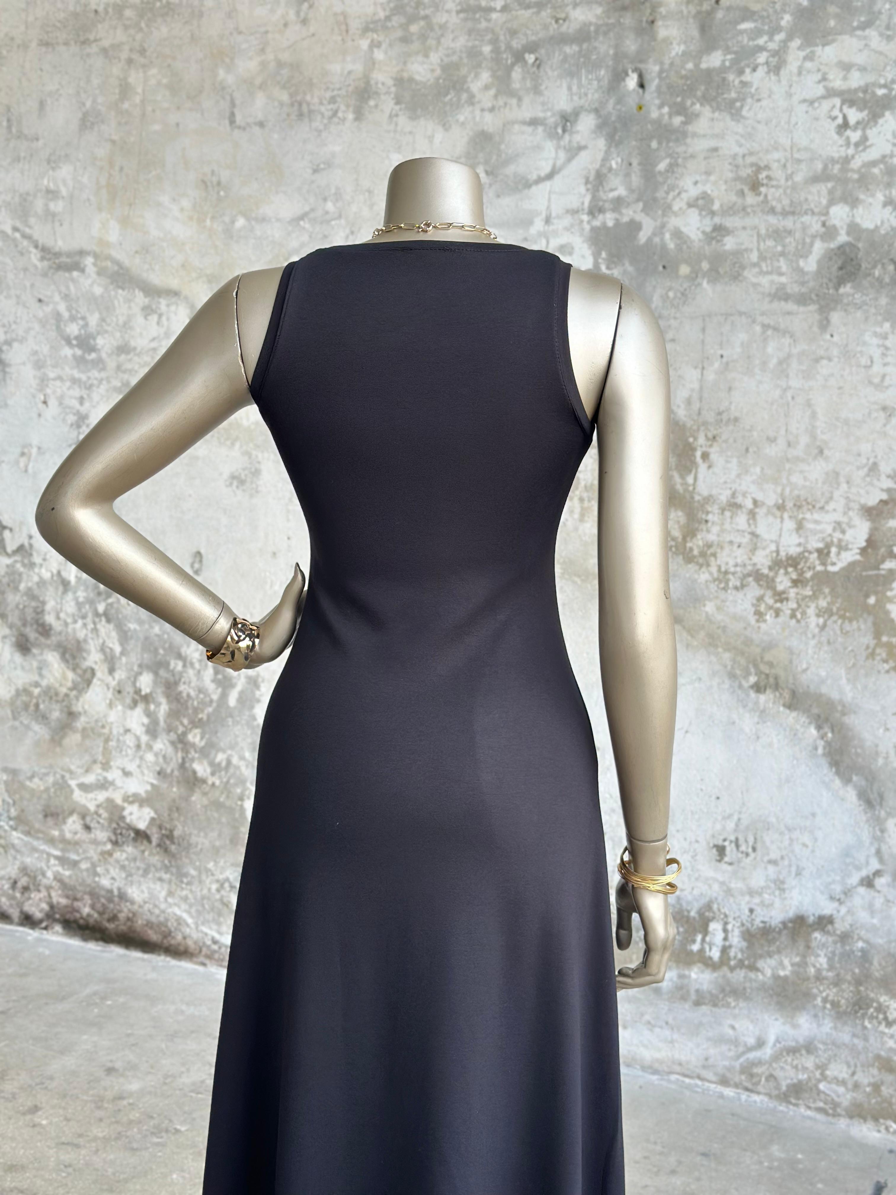 V Yaka Yırtmaç Detaylı Sıfır Kol Basic Elbise (Siyah)