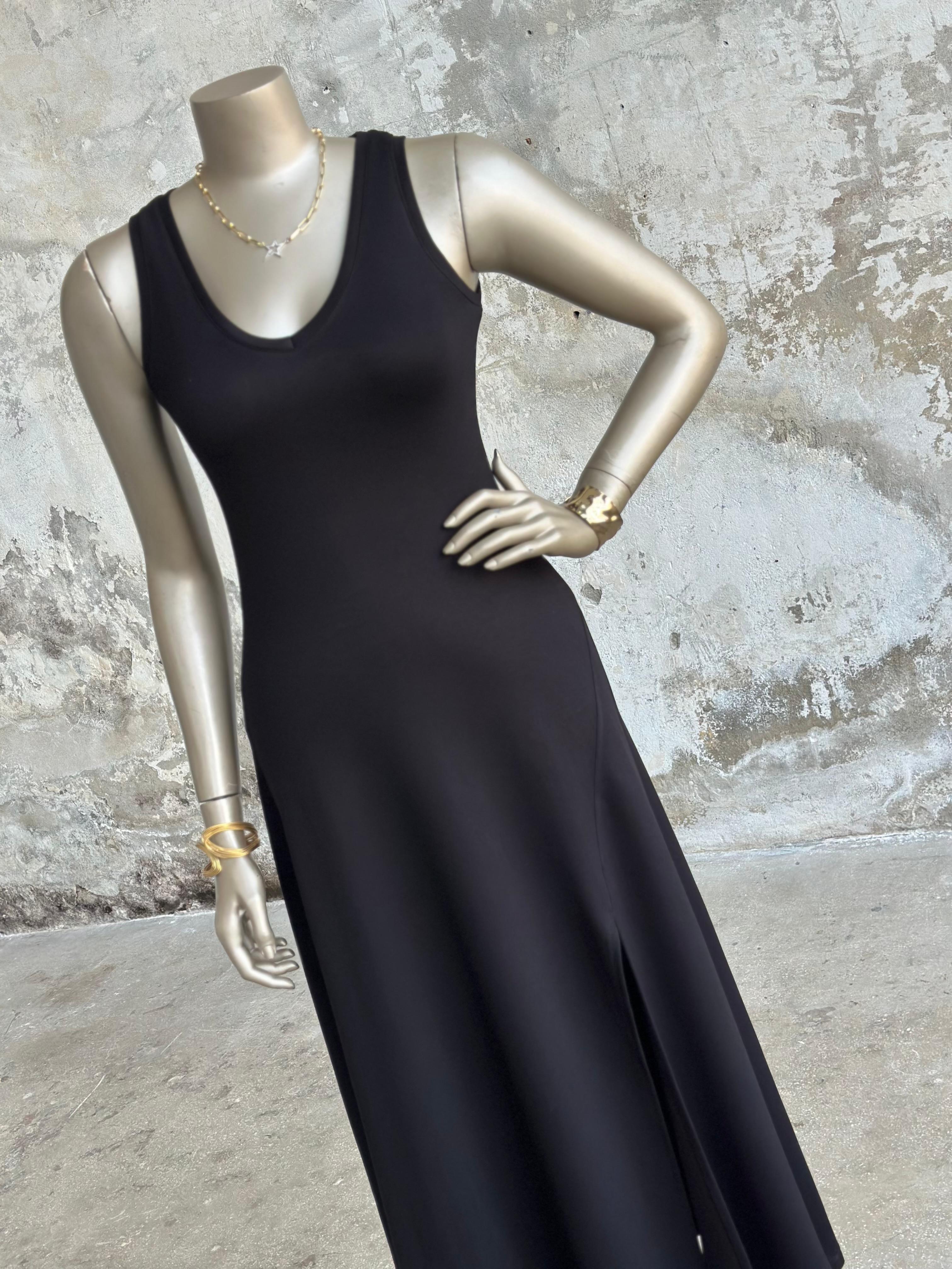 V Yaka Yırtmaç Detaylı Sıfır Kol Basic Elbise (Siyah)