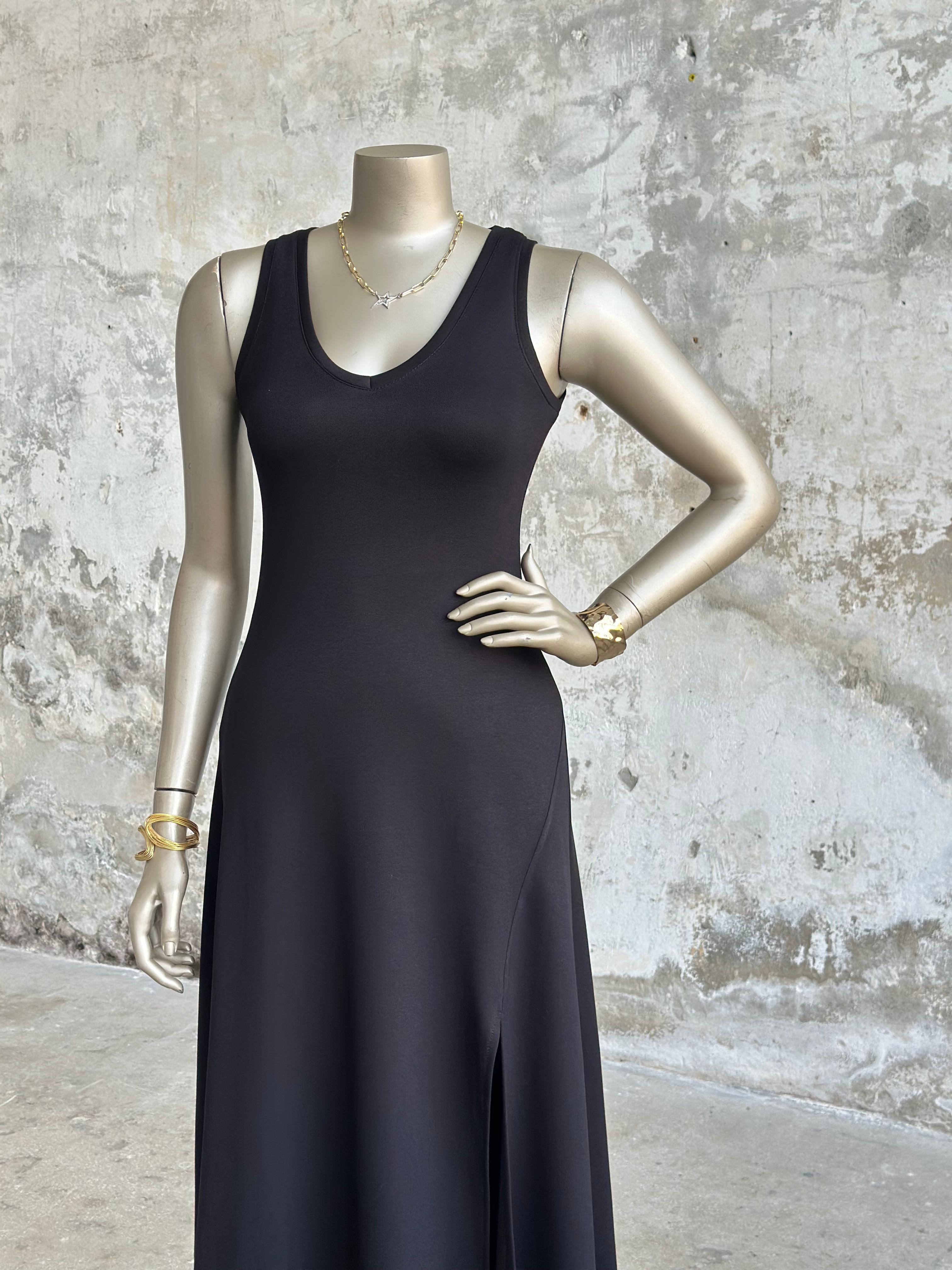 V Yaka Yırtmaç Detaylı Sıfır Kol Basic Elbise (Siyah)