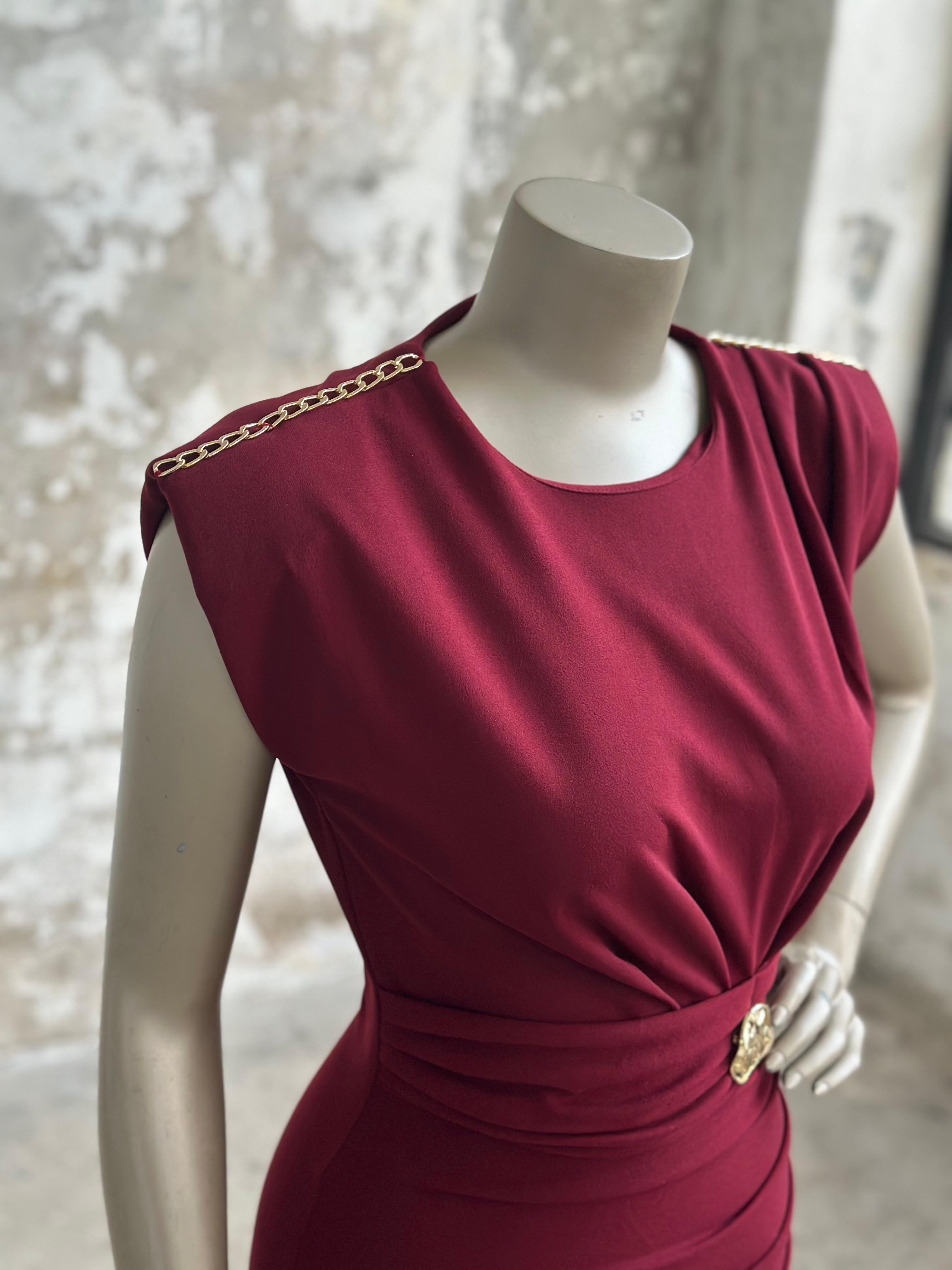 Vatkalı Zincir Detaylı Broşlu Elbise (Bordo)
